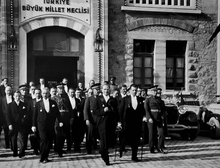 Anadolu Ajans , “En b y k eserim Cumhuriyet" diyen ve onu yeni nesle emanet eden Gazi Mustafa Kemal Atat rk' n dijital restorasyon teknikleriyle iyile tirdi i foto raflar yla "100 Foto rafla Atat rk" koleksiyonu haz rlad . Cumhurba kan Mustafa Kemal, Ankara'da 29 Ekim Cumhuriyet Bayram  kutlamalar nda TBMM'den   karken. (Ar iv-29.10.2023) ( AA Ar ivi - Anadolu Ajans  )