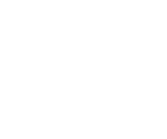 Rengarenk kadın ve erkek taş bebekler camekanın ardında sıralanmış, bir Anadolu mozaiği sunuyor   