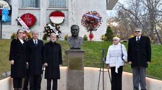 BAŞKAN TUNA, KARLOV'UN BÜSTÜNÜN AÇILIŞINA KATILDI