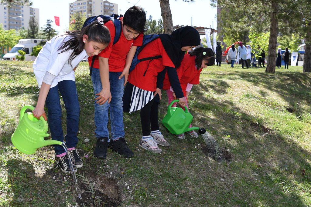 BÜYÜKŞEHİR’DEN “AĞAÇ DİKME ŞENLİĞİ”