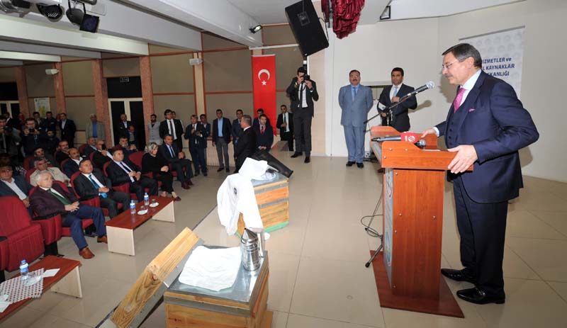 BAŞKAN GÖKÇEK, ÇUBUK’TA ARI KOVANI İLE DAMIZLIK KOÇ DAĞITTI