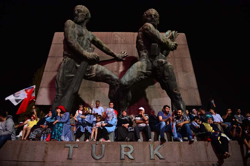 ONBİNLERCE BAŞKENTLİ'DEN, DEMOKRASİNÖBETİNE DEVAM