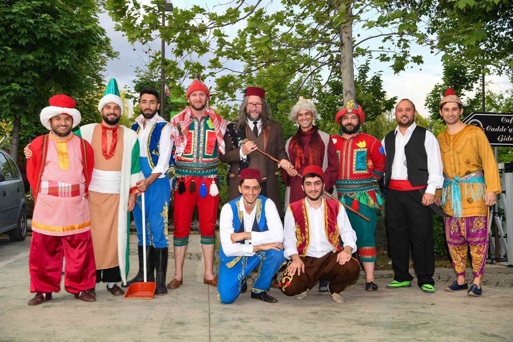 BAŞKENT TİYATROSU OYUNCULARI PEŞTAMAL KUŞANDI