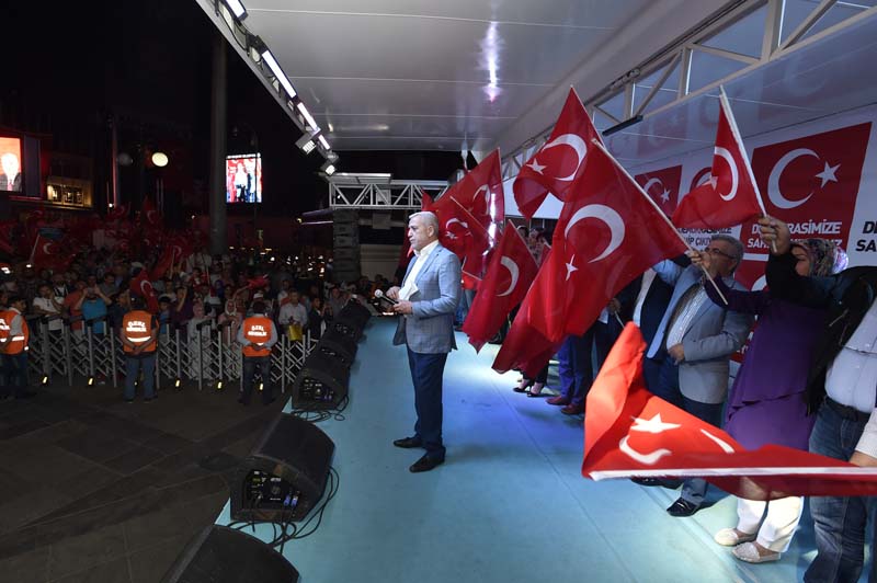 ONBİNLERCE BAŞKENTLİ'DEN, DEMOKRASİNÖBETİNE DEVAM