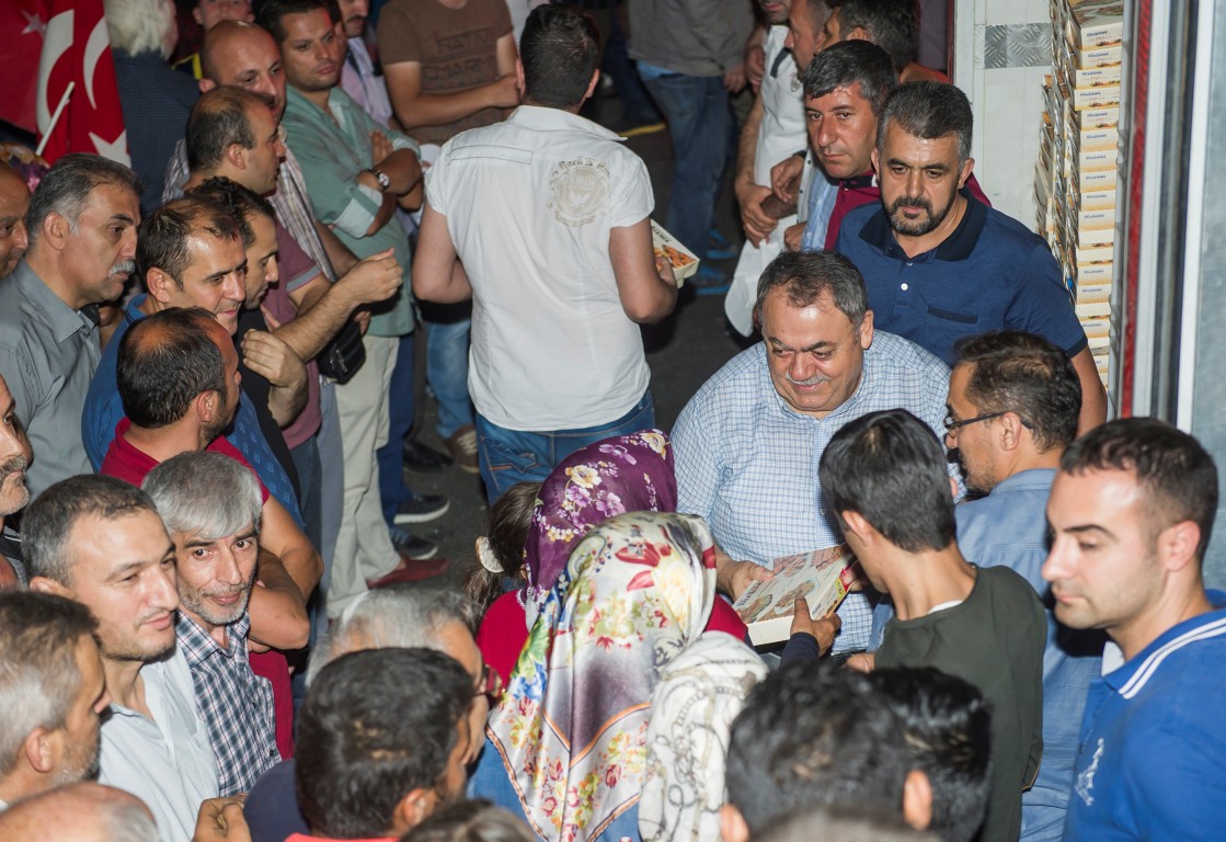 DEMOKRASİ NÖBETİNE HALK EKMEK DESTEĞİ