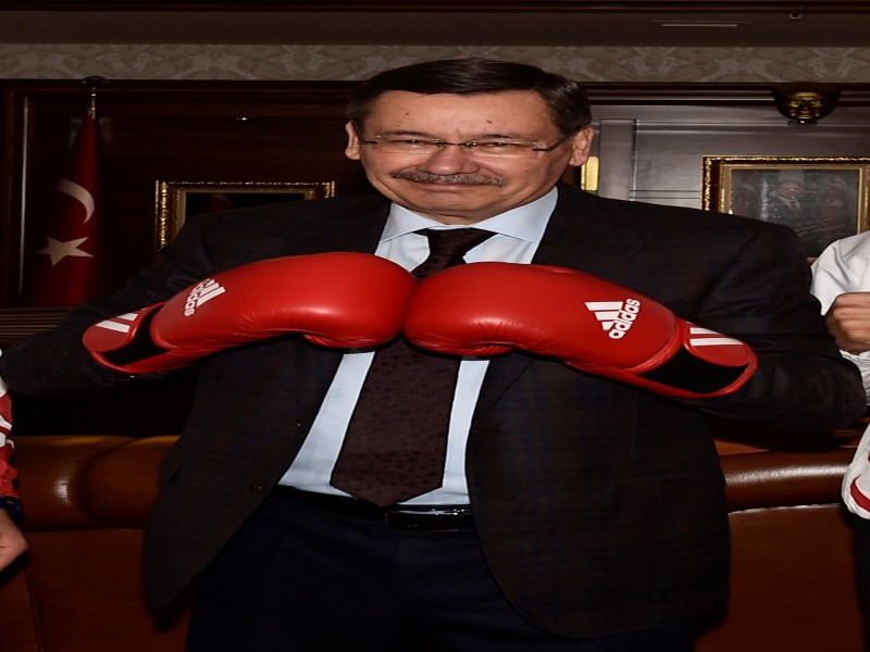 BAŞKAN GÖKÇEK, ŞAMPİYON BOKSÖRLERİ KABUL ETTİ