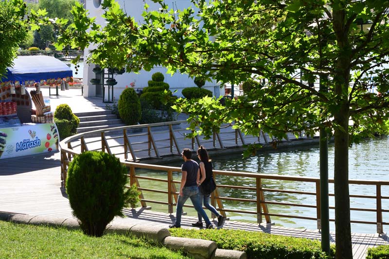 YAZ SICAKLARINDA, PARK SERİNLİĞİ