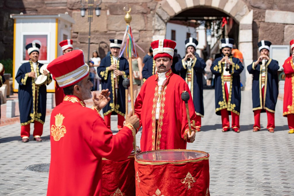 ANKARA KALESİ’NDE TURİSTLERE MEHTERLİ KARŞILAMA
