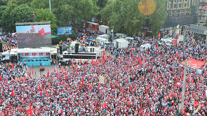 DEMOKRASİ VE ŞEHİTLER MİTİNGİ