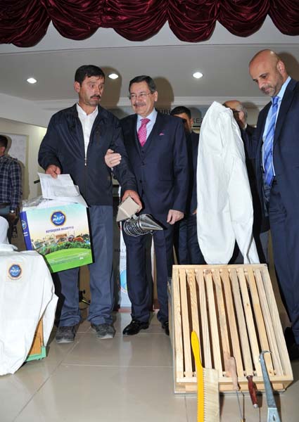 BAŞKAN GÖKÇEK, ÇUBUK’TA ARI KOVANI İLE DAMIZLIK KOÇ DAĞITTI