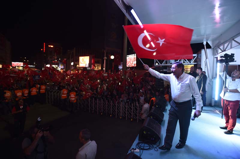 ONBİNLERCE BAŞKENTLİ'DEN, DEMOKRASİNÖBETİNE DEVAM