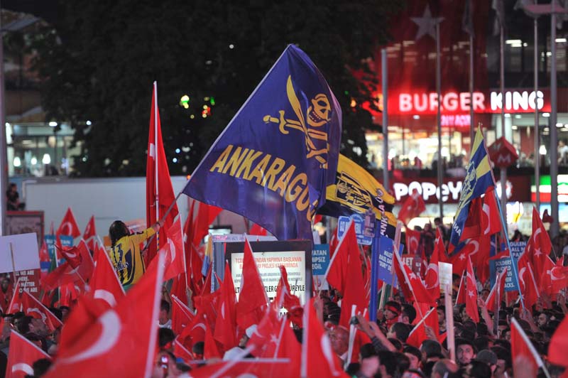ONBİNLERCE BAŞKENTLİ'DEN, DEMOKRASİNÖBETİNE DEVAM