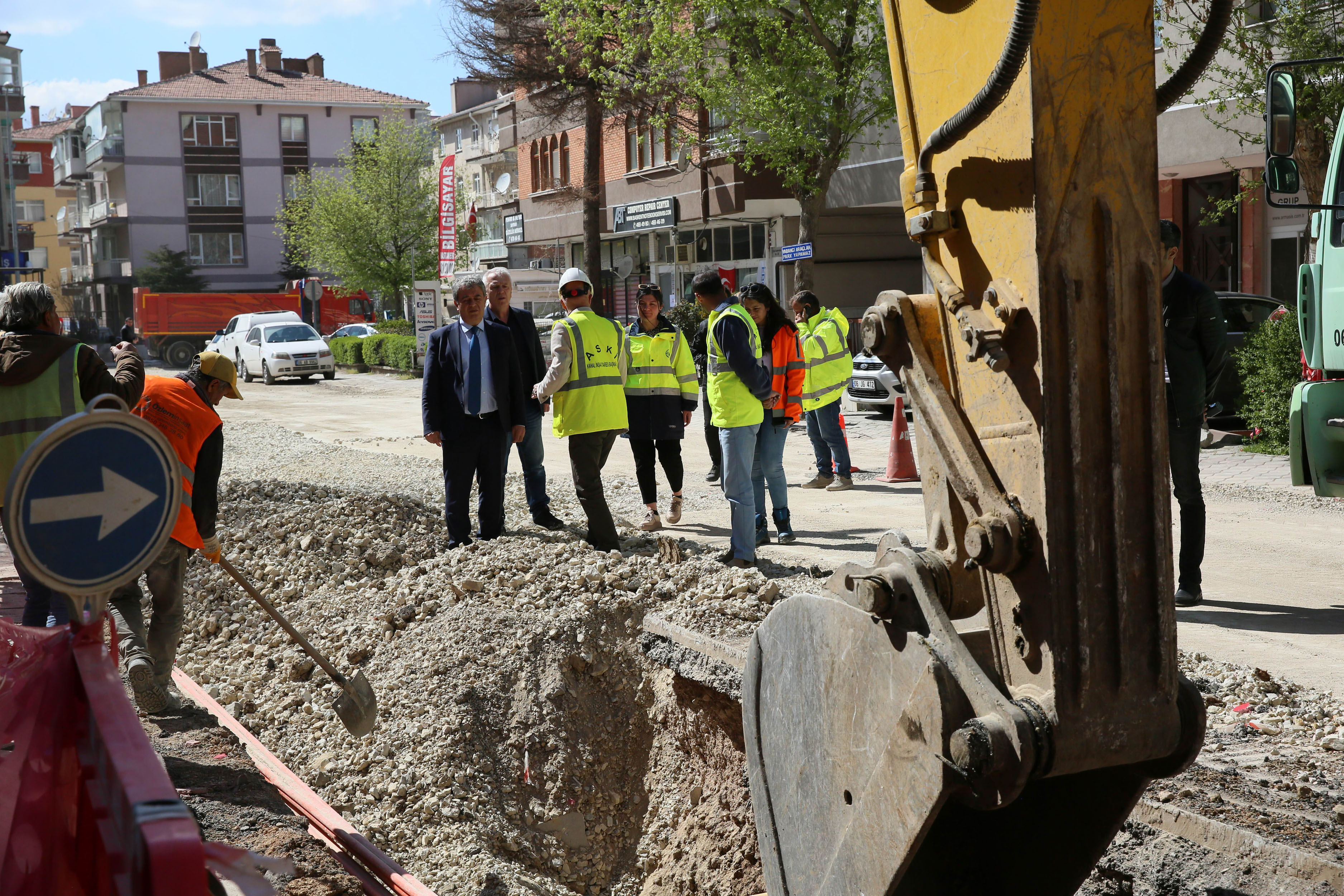 ASKİ’DEN HÜRRİYET CADDESİ’NDE SU TAŞKINLARINA SON VERECEK ÇALIŞMA