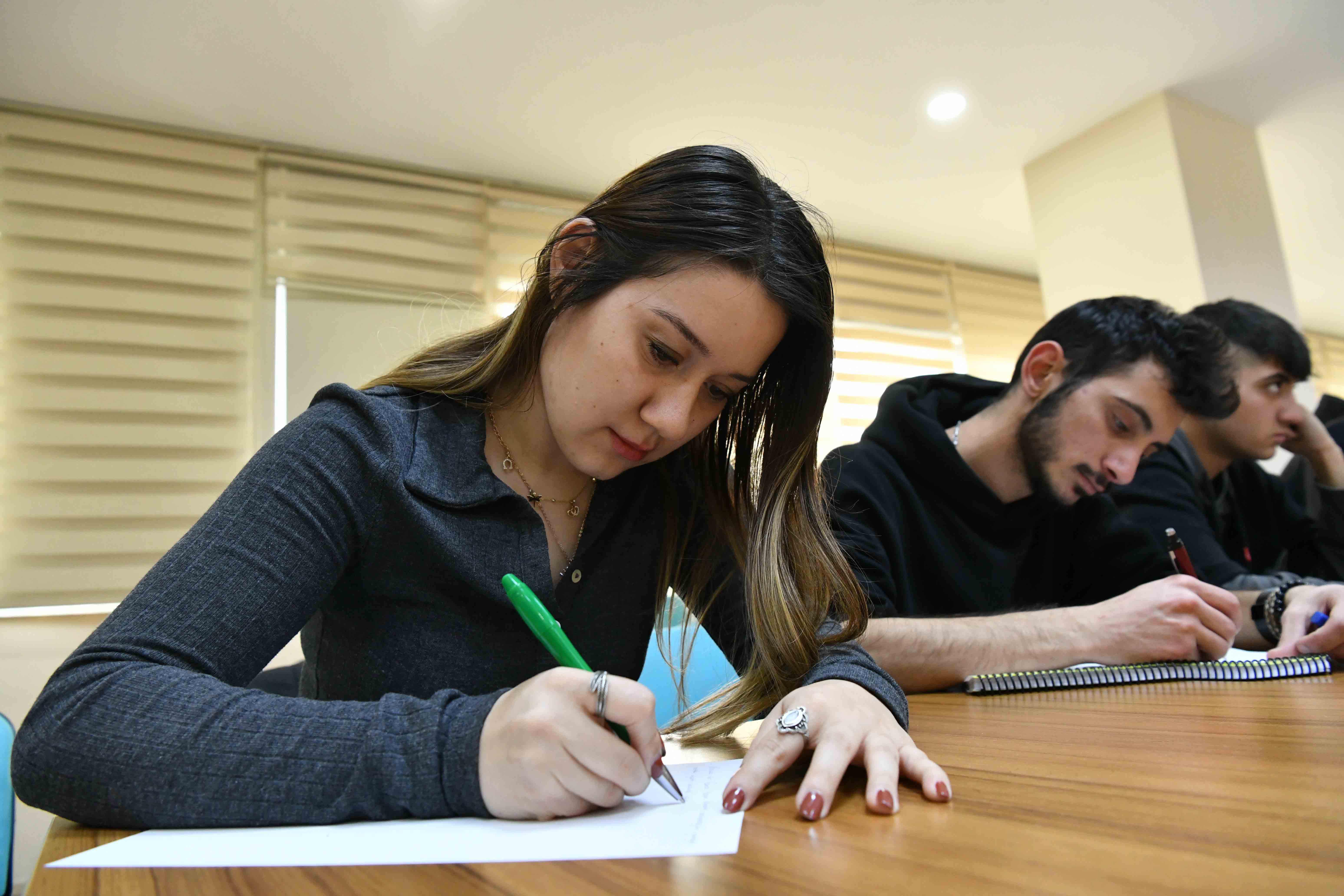 ABB’NİN ÖYKÜ YAZMA ATÖLYESİ’NDE DERSLER BAŞLADI