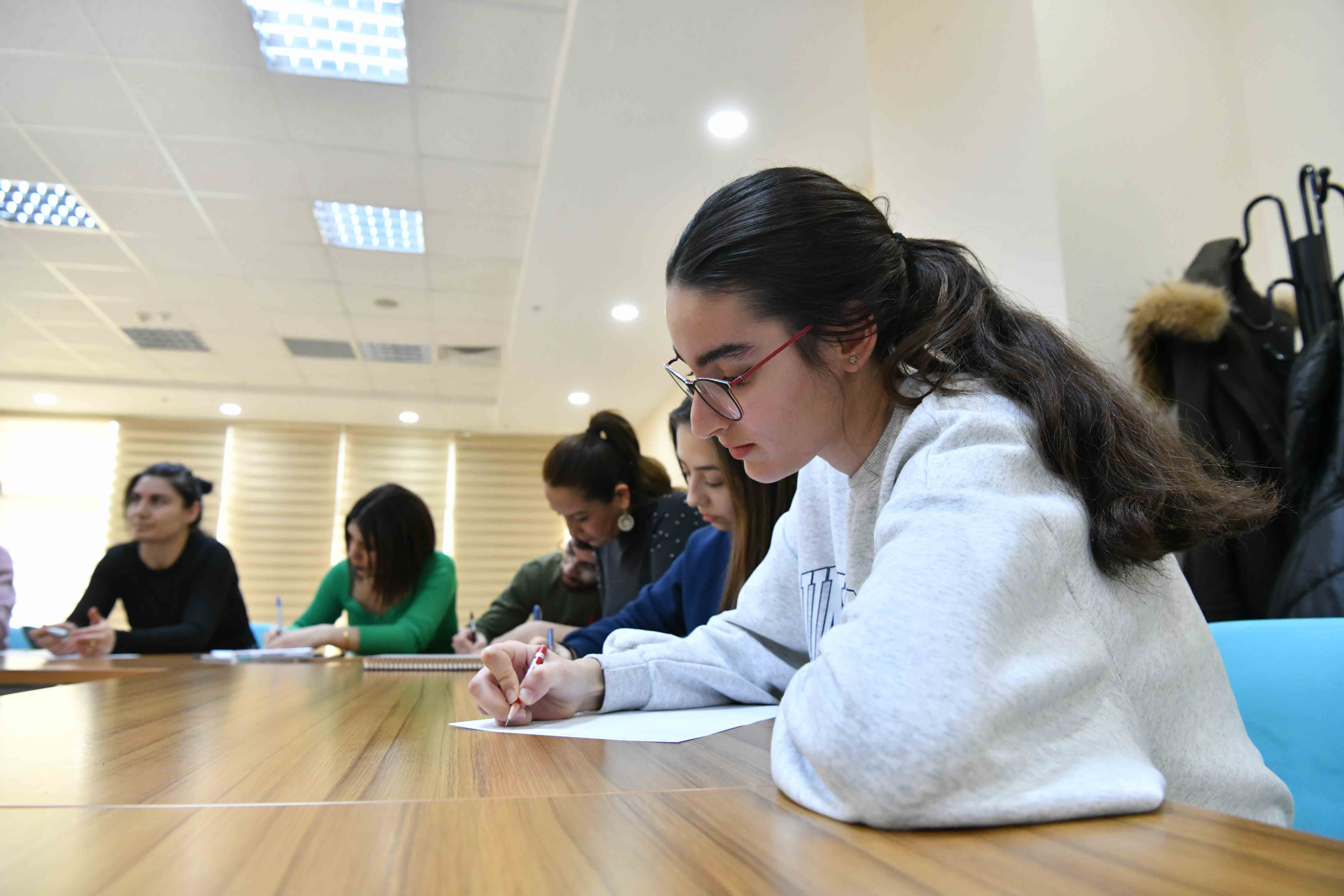 ABB’NİN ÖYKÜ YAZMA ATÖLYESİ’NDE DERSLER BAŞLADI