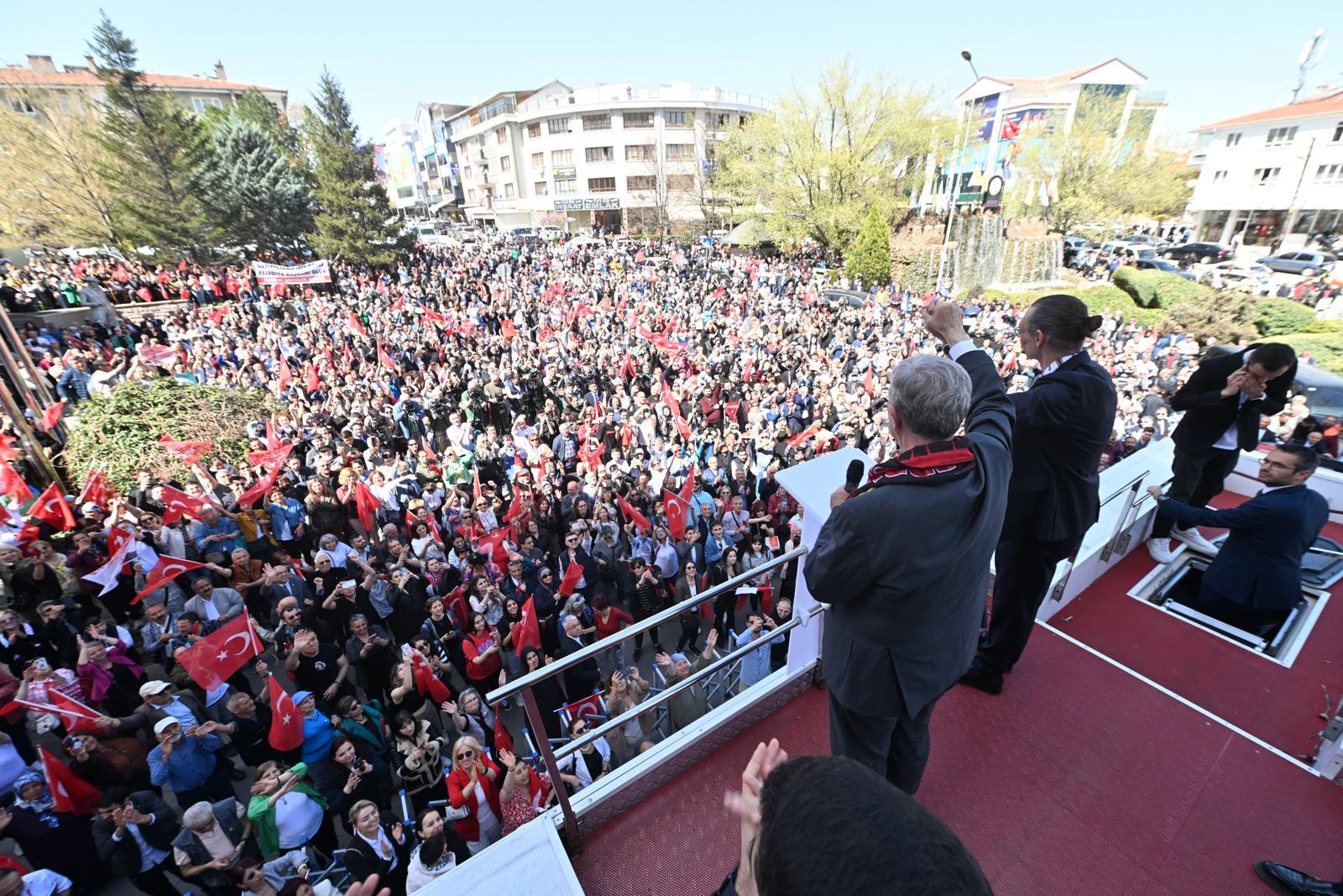 MANSUR YAVAŞ ETİMESGUT’TA DEVİR TESLİM TÖRENİNE KATILDI: “HİÇ KİMSEYİ AYIRMAYACAĞIZ”