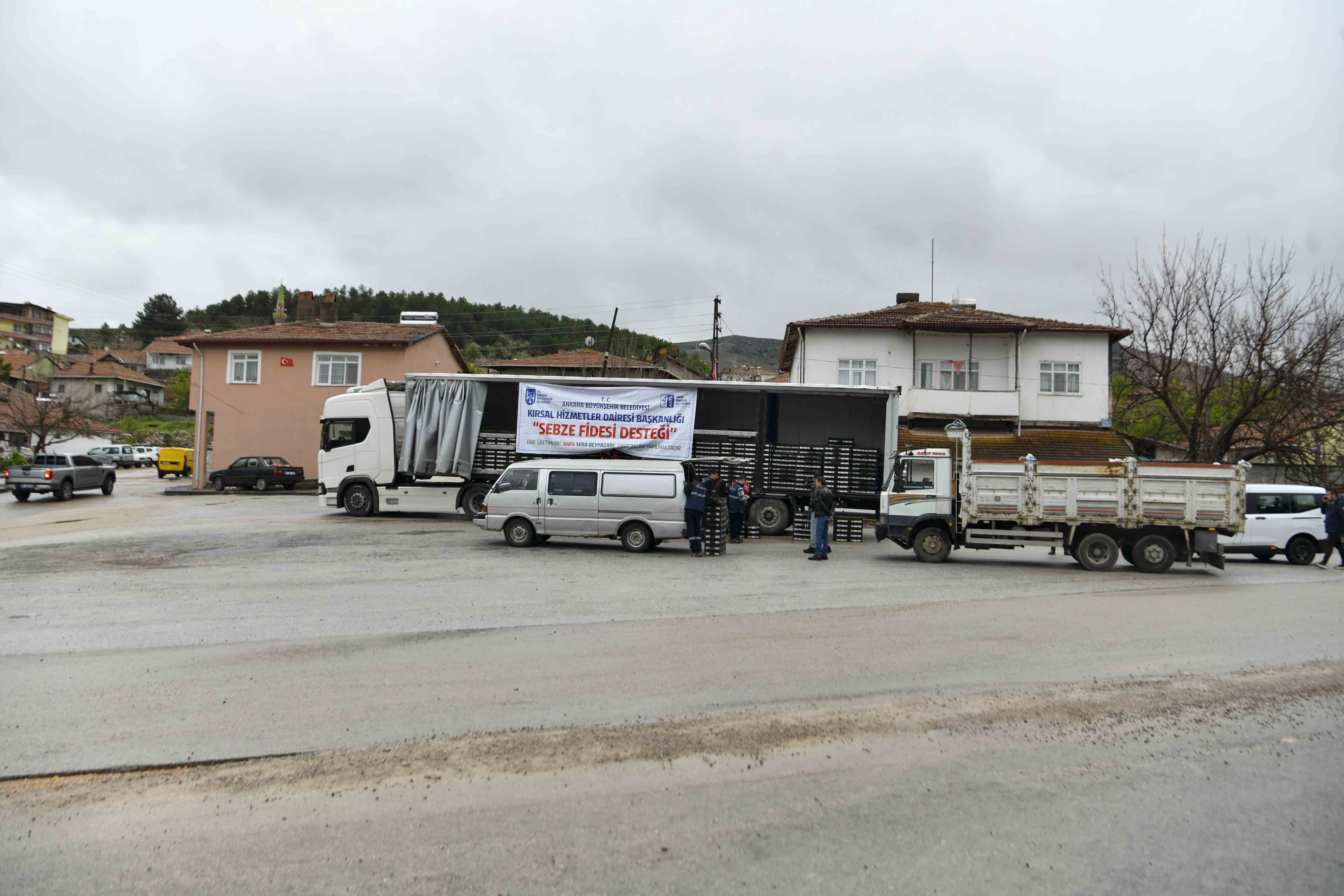 ANKARA BÜYÜKŞEHİR BELEDİYESİ’NDEN ÇİFTÇİYE BÜYÜK DESTEK: 1 MİLYONUN ÜZERİNDE ERKENCİ SEBZE FİDESİ DAĞITILDI