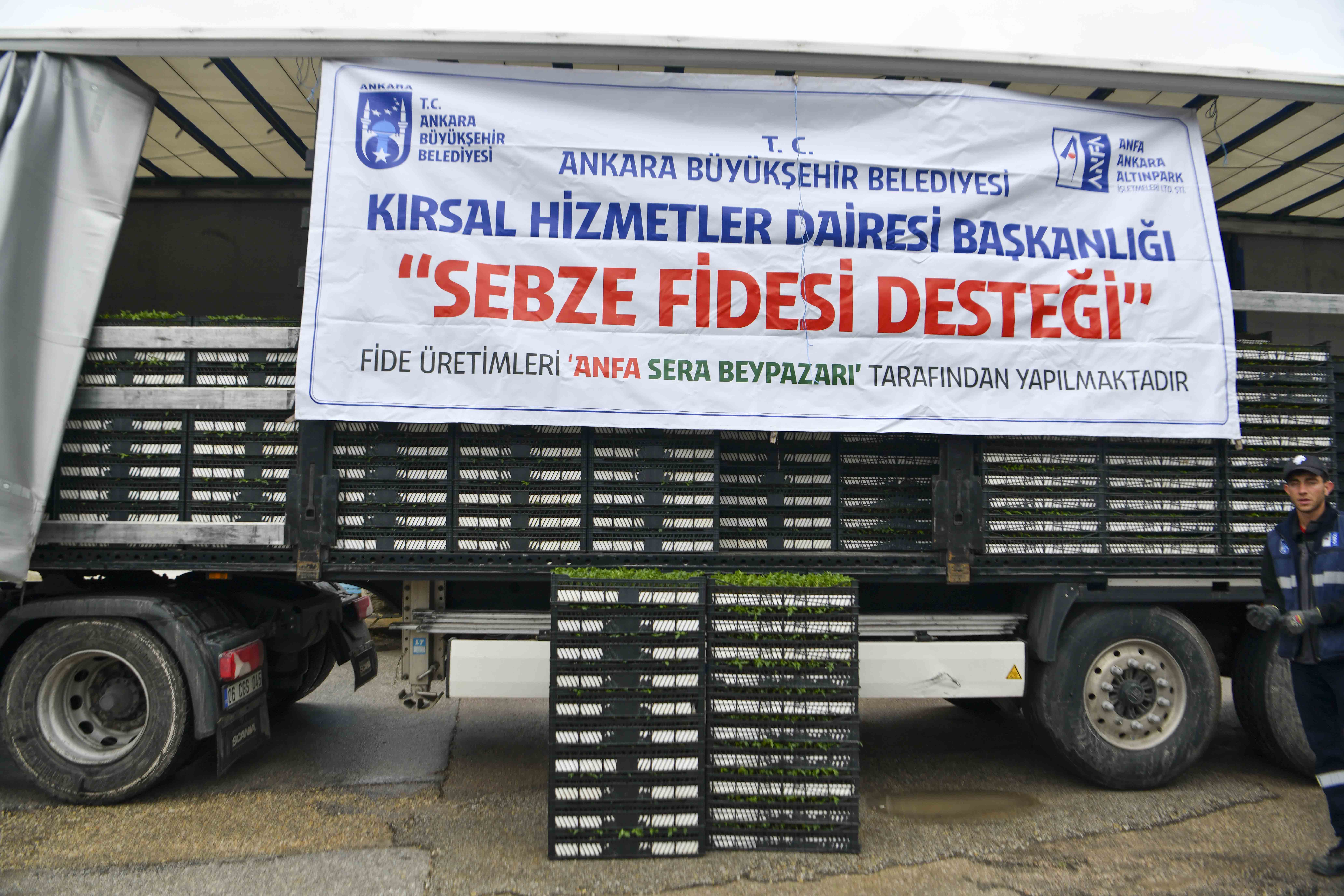 ANKARA BÜYÜKŞEHİR BELEDİYESİ’NDEN ÇİFTÇİYE BÜYÜK DESTEK: 1 MİLYONUN ÜZERİNDE ERKENCİ SEBZE FİDESİ DAĞITILDI