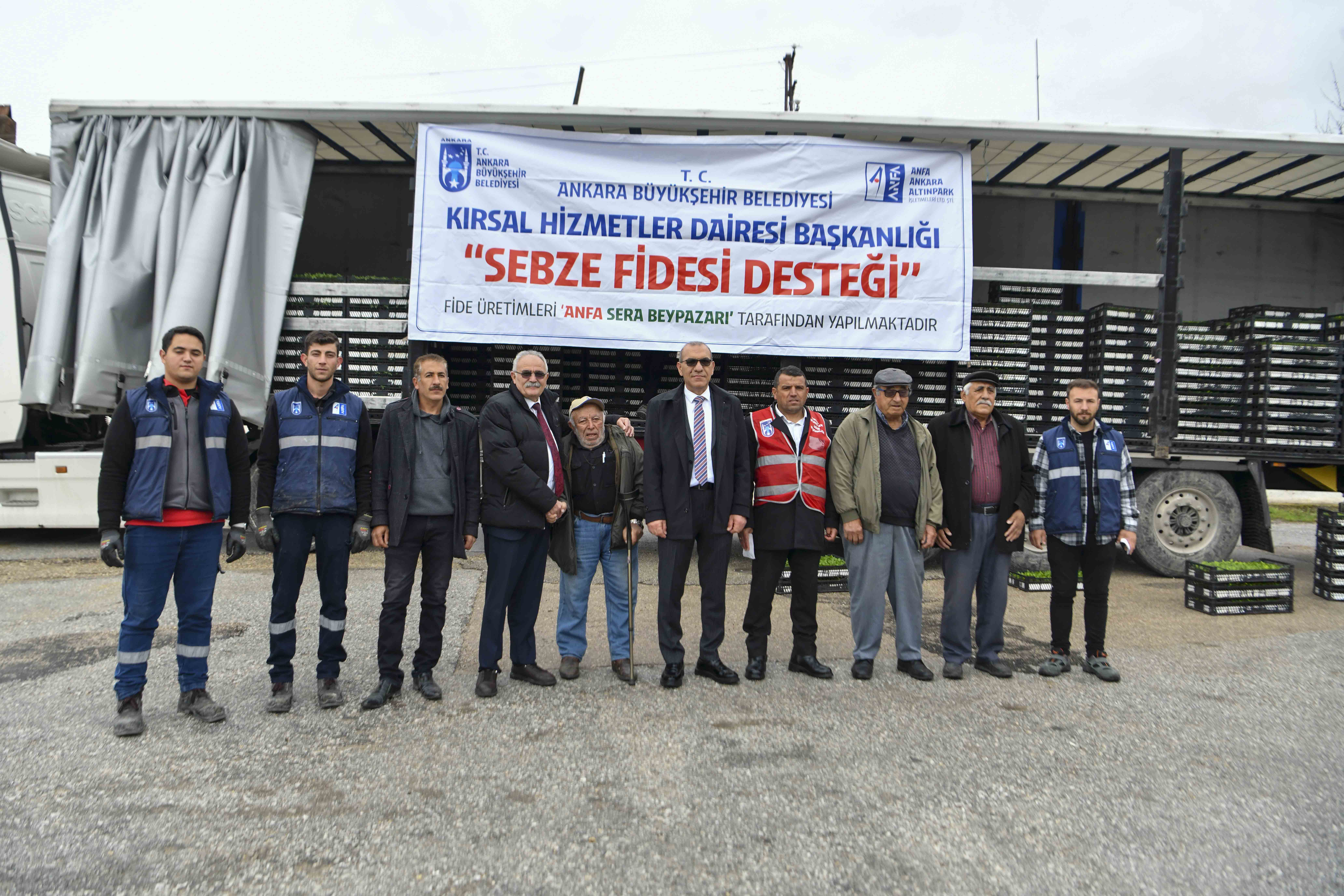 ANKARA BÜYÜKŞEHİR BELEDİYESİ’NDEN ÇİFTÇİYE BÜYÜK DESTEK: 1 MİLYONUN ÜZERİNDE ERKENCİ SEBZE FİDESİ DAĞITILDI