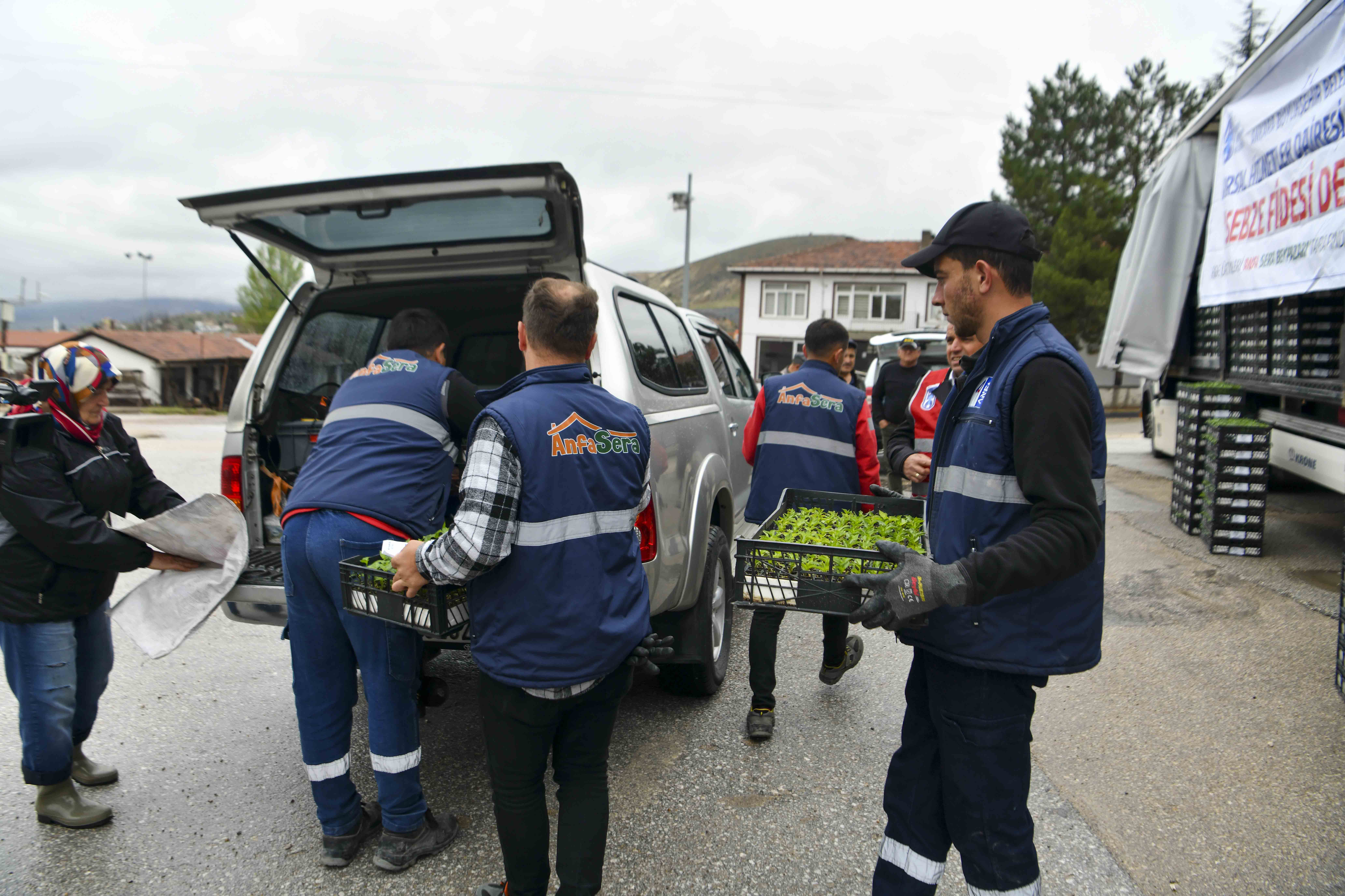 ANKARA BÜYÜKŞEHİR BELEDİYESİ’NDEN ÇİFTÇİYE BÜYÜK DESTEK: 1 MİLYONUN ÜZERİNDE ERKENCİ SEBZE FİDESİ DAĞITILDI