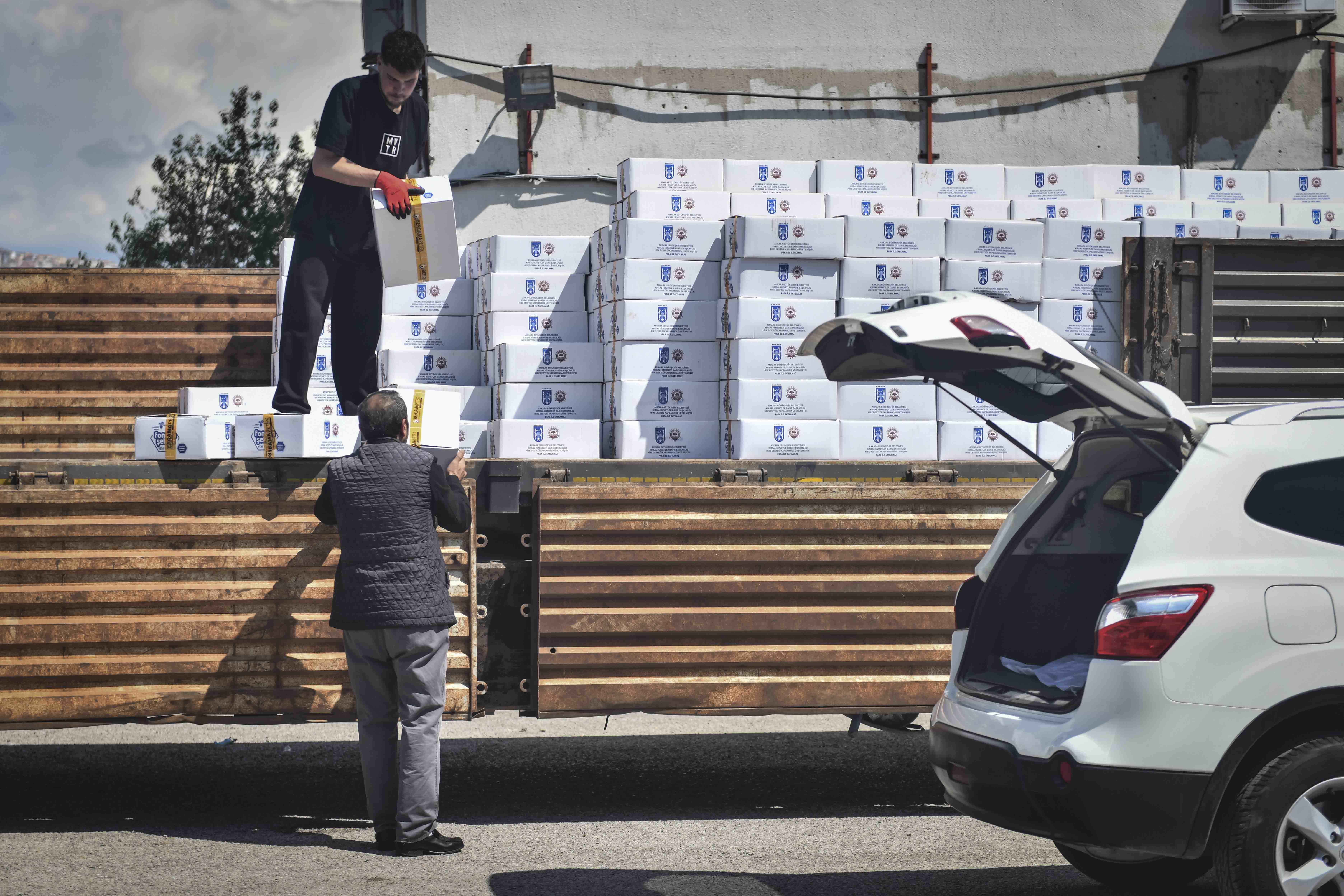 ABB KIRSAL DESTEKLERİNE DEVAM EDİYOR: 668 ARI ÜRETİCİSİNE 65 BİN 840 KİLOGRAM ARI YEMİ DAĞITILDI