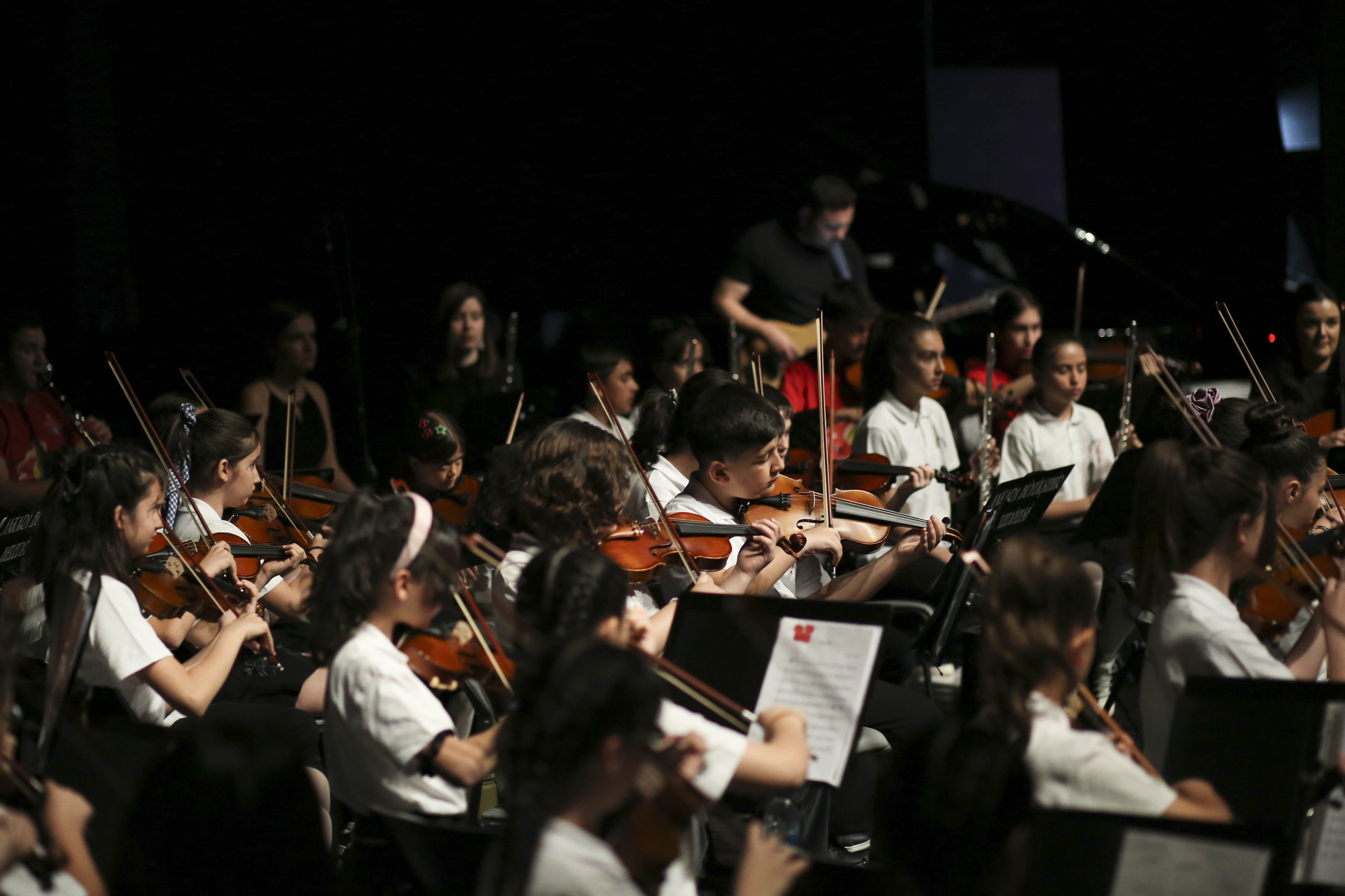 ABB’NİN “HER ÇOCUĞA SANAT PROJESİ”NDE ORKESTRA KONSERİ HER ÇOCUĞA SANAT ORKESTRASININ KONSERİNE BAŞKENTLİLERDEN YOĞUN İLGİ