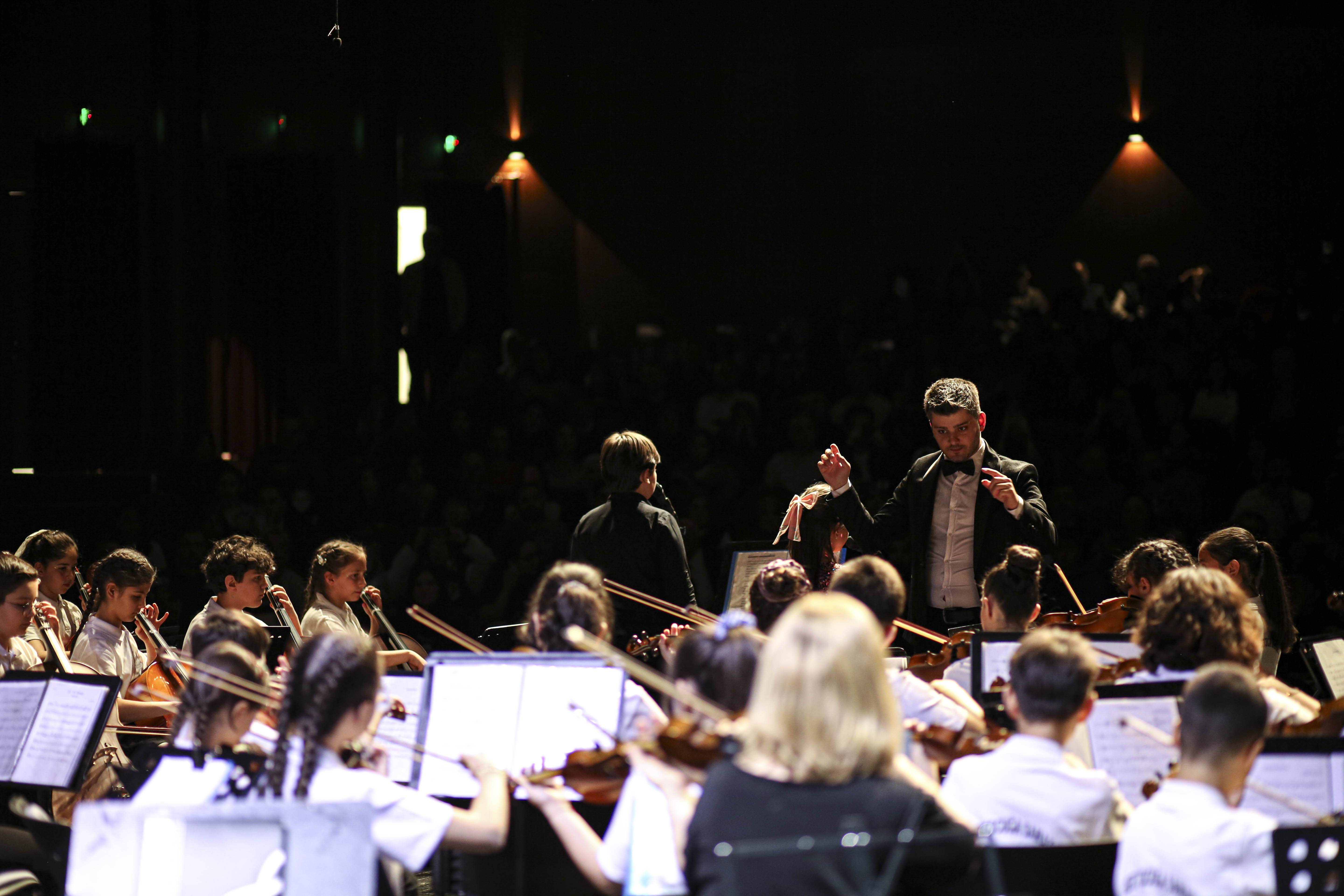 ABB’NİN “HER ÇOCUĞA SANAT PROJESİ”NDE ORKESTRA KONSERİ HER ÇOCUĞA SANAT ORKESTRASININ KONSERİNE BAŞKENTLİLERDEN YOĞUN İLGİ