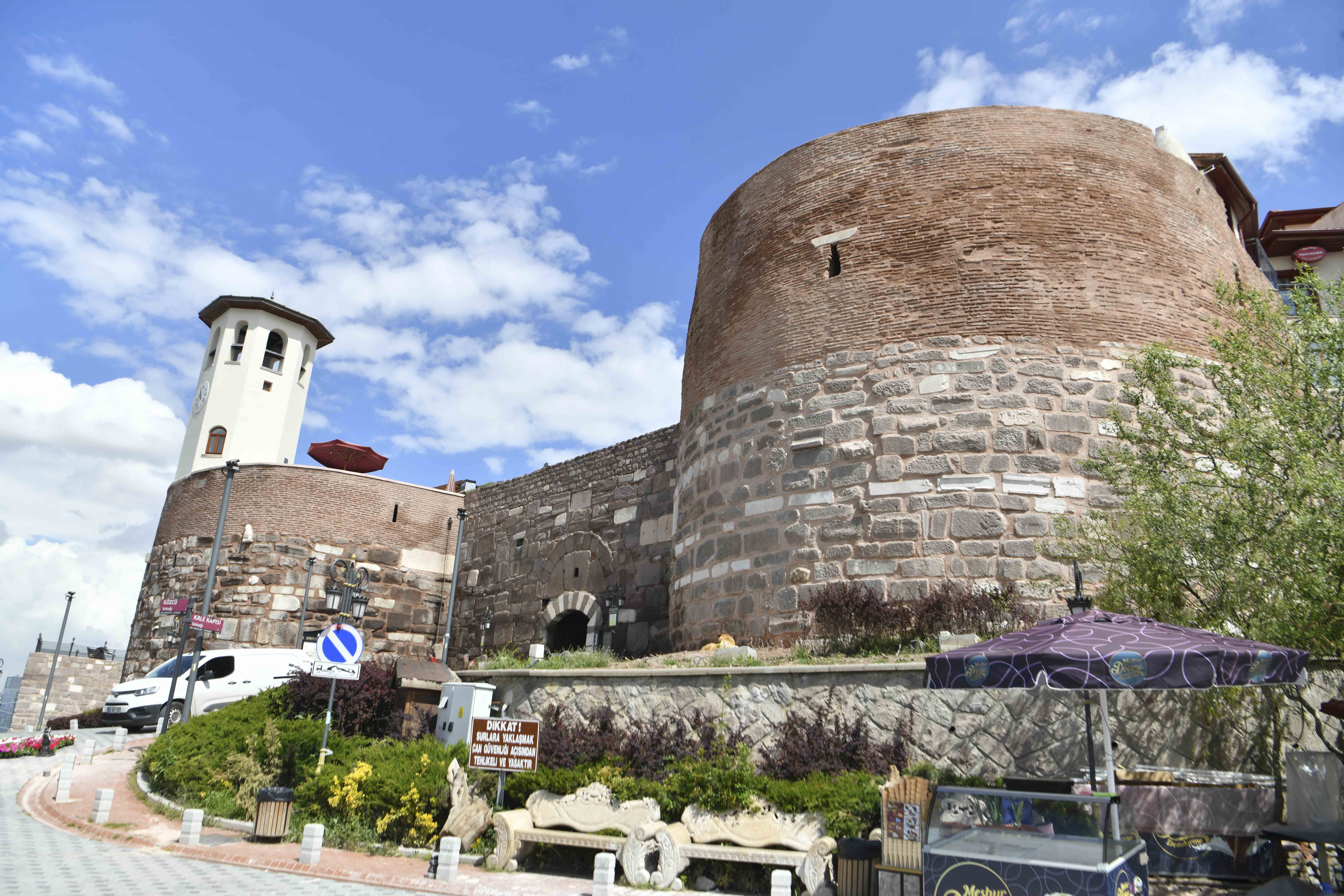 ANKARA KALESİ’NE HASSAS DOKUNUŞ: SUR DUVARLARI GÜÇLENDİRİLDİ
