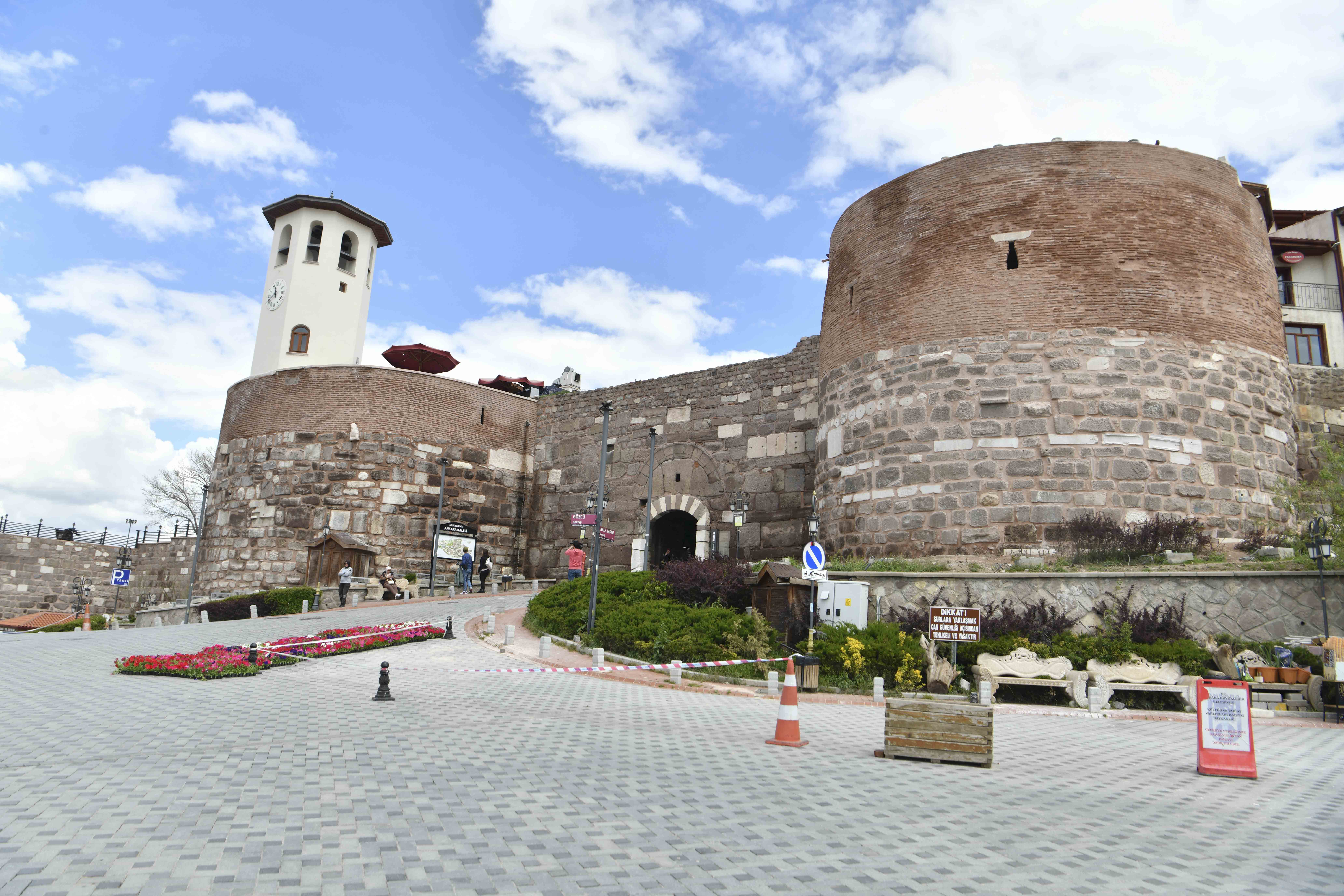 ANKARA KALESİ’NE HASSAS DOKUNUŞ: SUR DUVARLARI GÜÇLENDİRİLDİ   