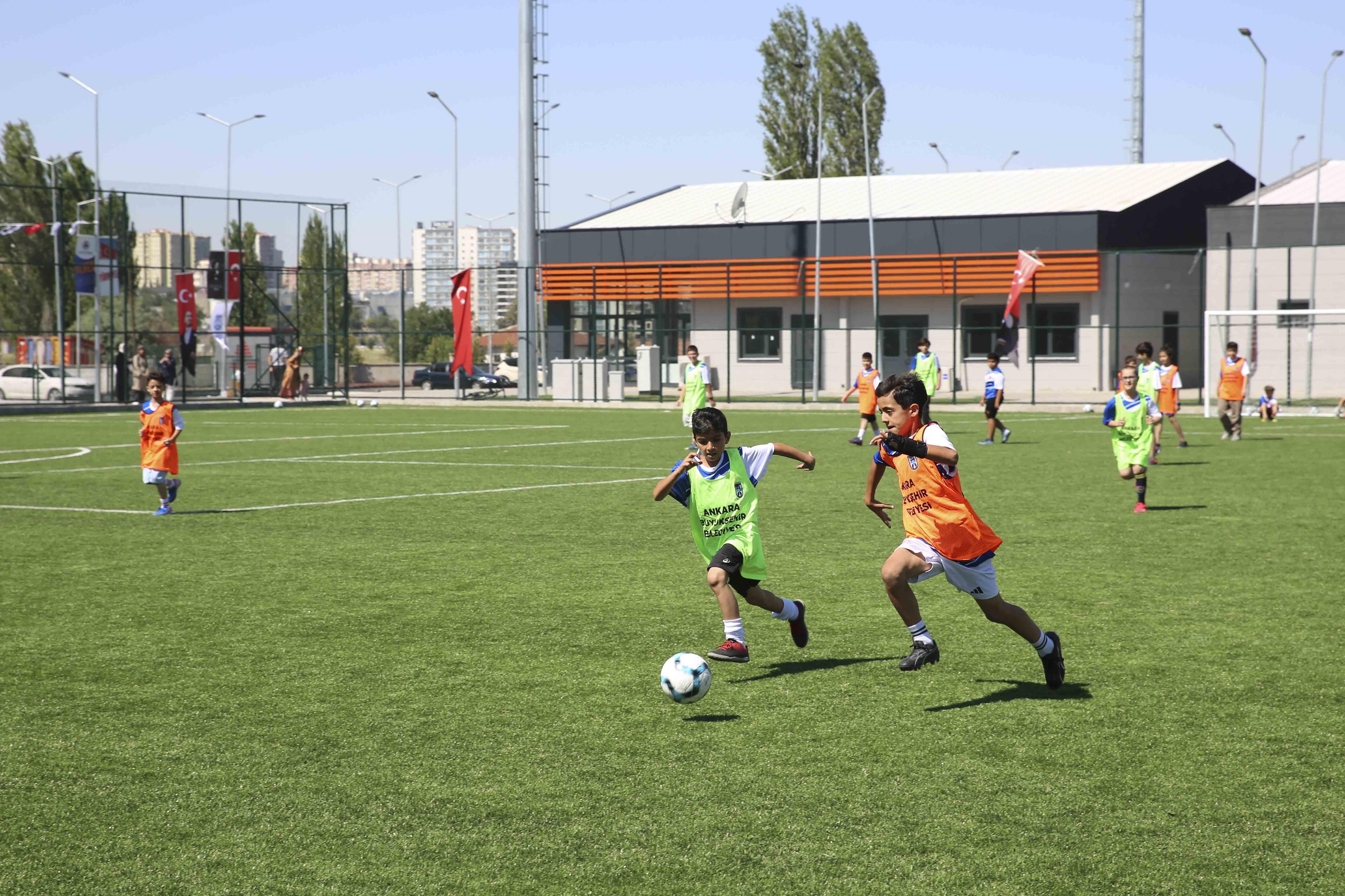 ABB’DEN ÇOCUKLARA FUTBOL DOLU YAZ TATİLİ: ÜCRETSİZ FUTBOL YAZ KURSLARI BAŞLADI