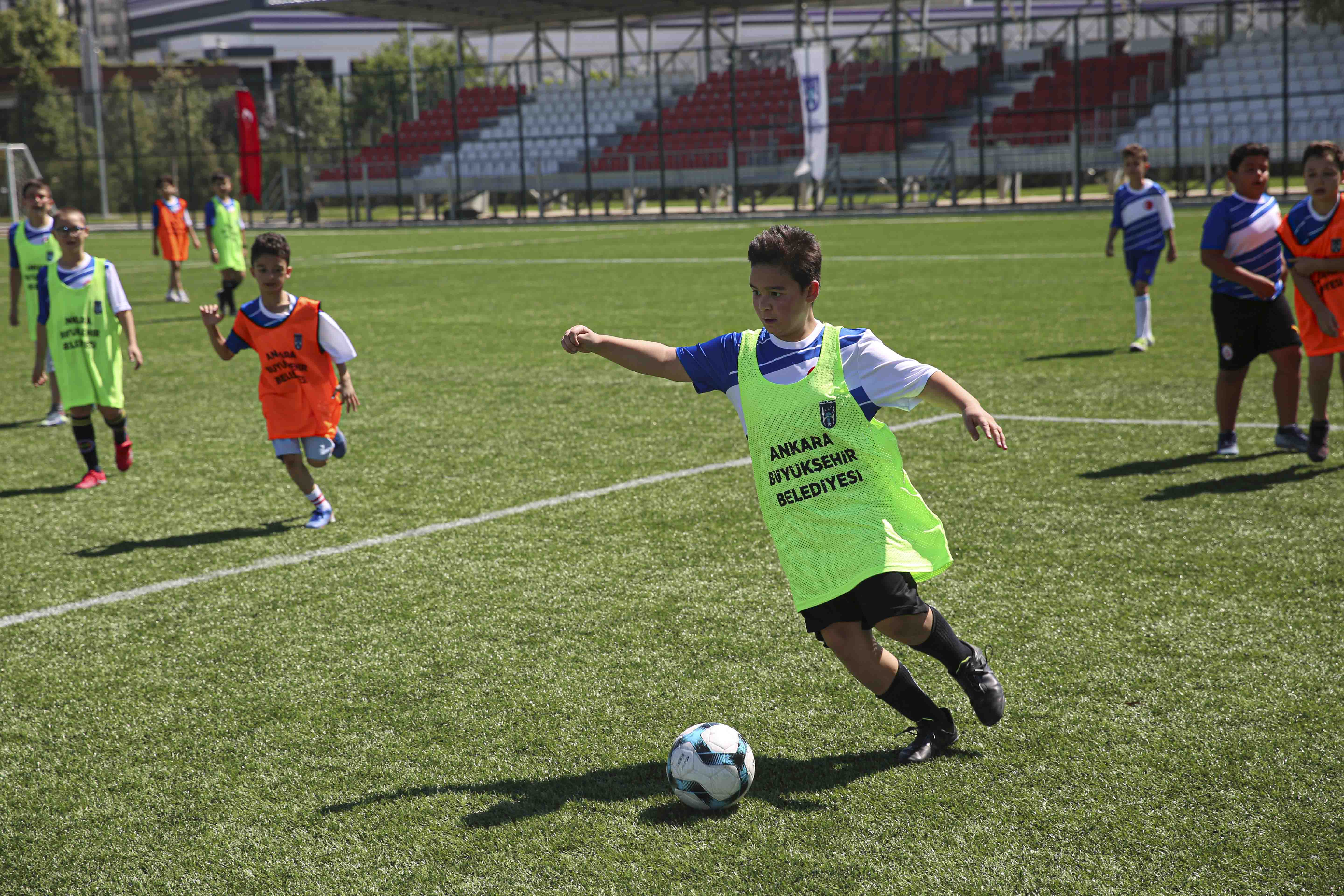 ABB’DEN ÇOCUKLARA FUTBOL DOLU YAZ TATİLİ: ÜCRETSİZ FUTBOL YAZ KURSLARI BAŞLADI