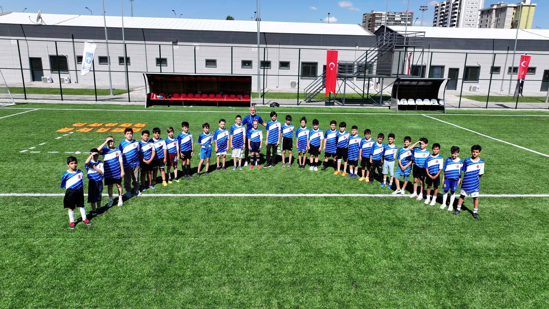 ABB’DEN ÇOCUKLARA FUTBOL DOLU YAZ TATİLİ: ÜCRETSİZ FUTBOL YAZ KURSLARI BAŞLADI