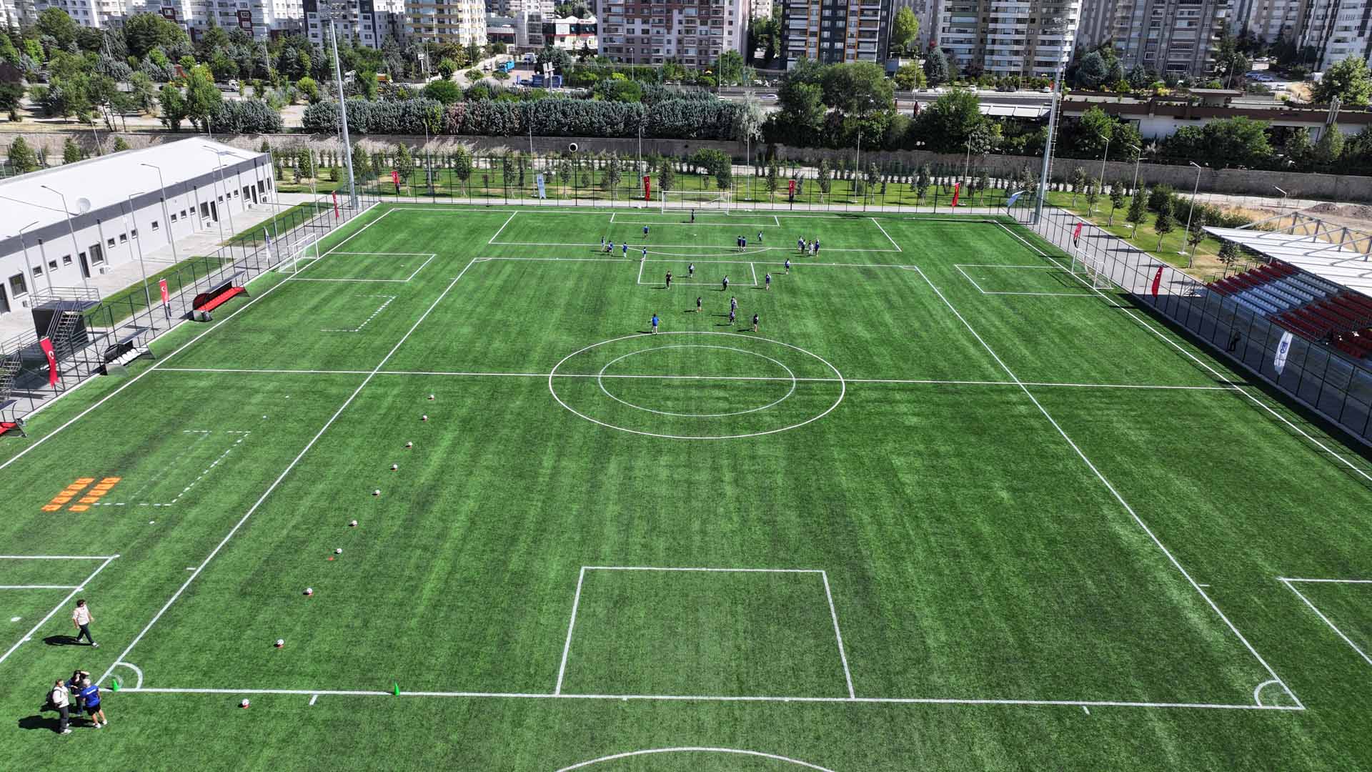 ABB’DEN ÇOCUKLARA FUTBOL DOLU YAZ TATİLİ: ÜCRETSİZ FUTBOL YAZ KURSLARI BAŞLADI
