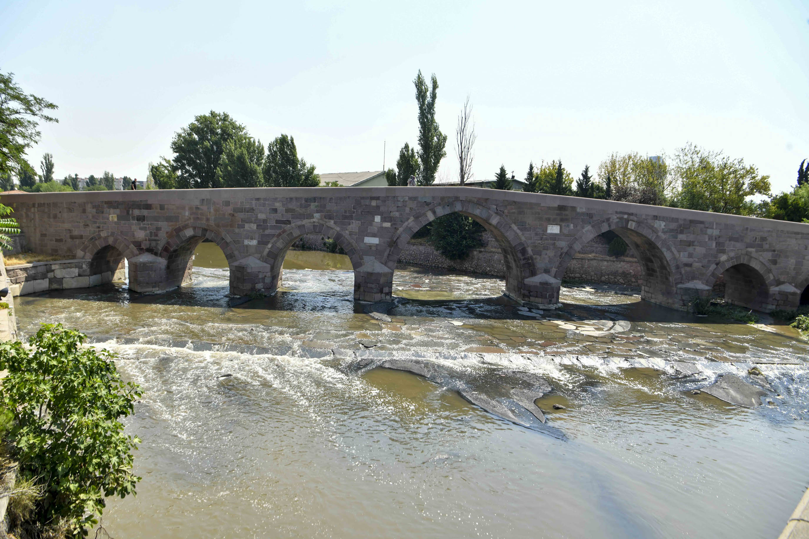 TARİHİNDE İLK KEZ TAŞTI…  ANKARA ÇAYI ALARM VERİYOR