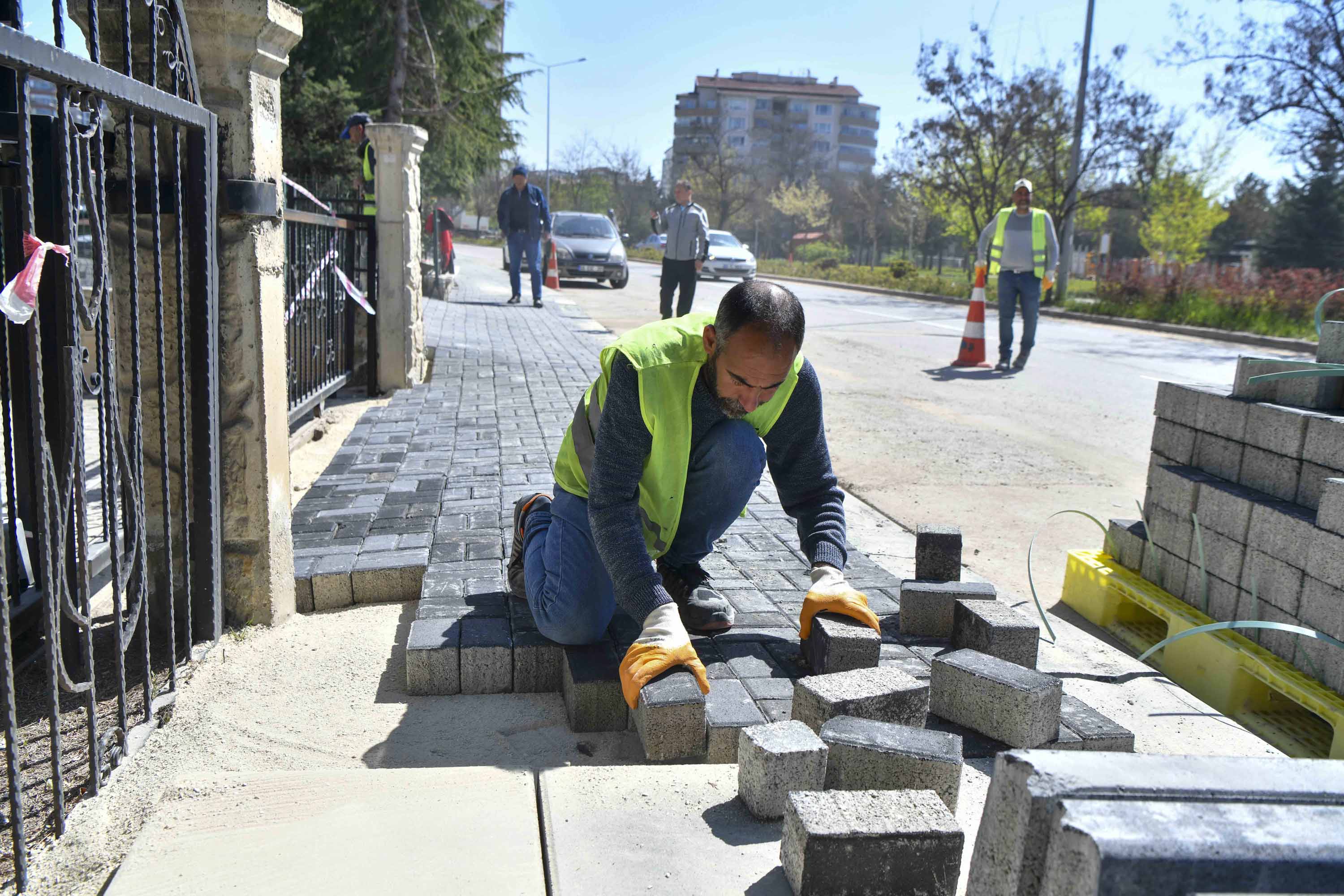ABB KALDIRIM, BORDÜR VE BARİYER YENİLEME ÇALIŞMALARINA DEVAM EDİYOR