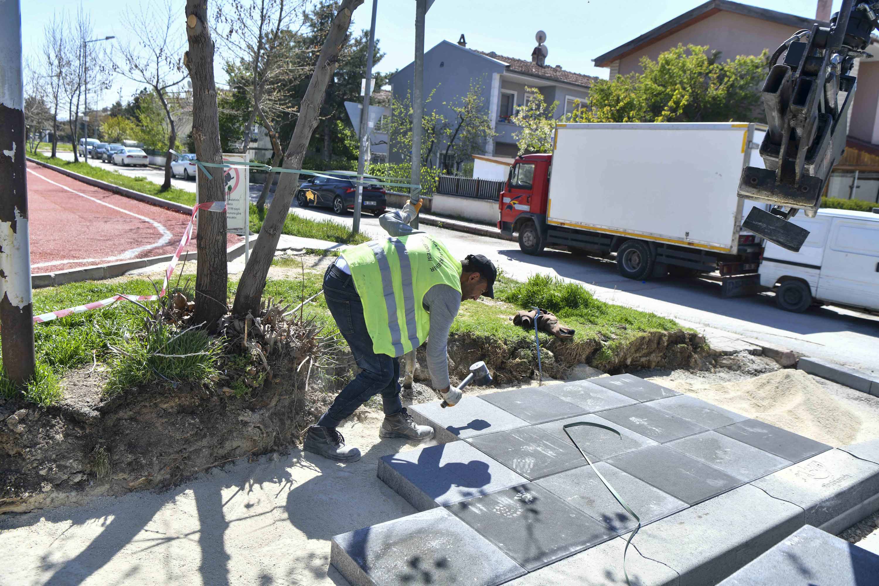 ABB KALDIRIM, BORDÜR VE BARİYER YENİLEME ÇALIŞMALARINA DEVAM EDİYOR