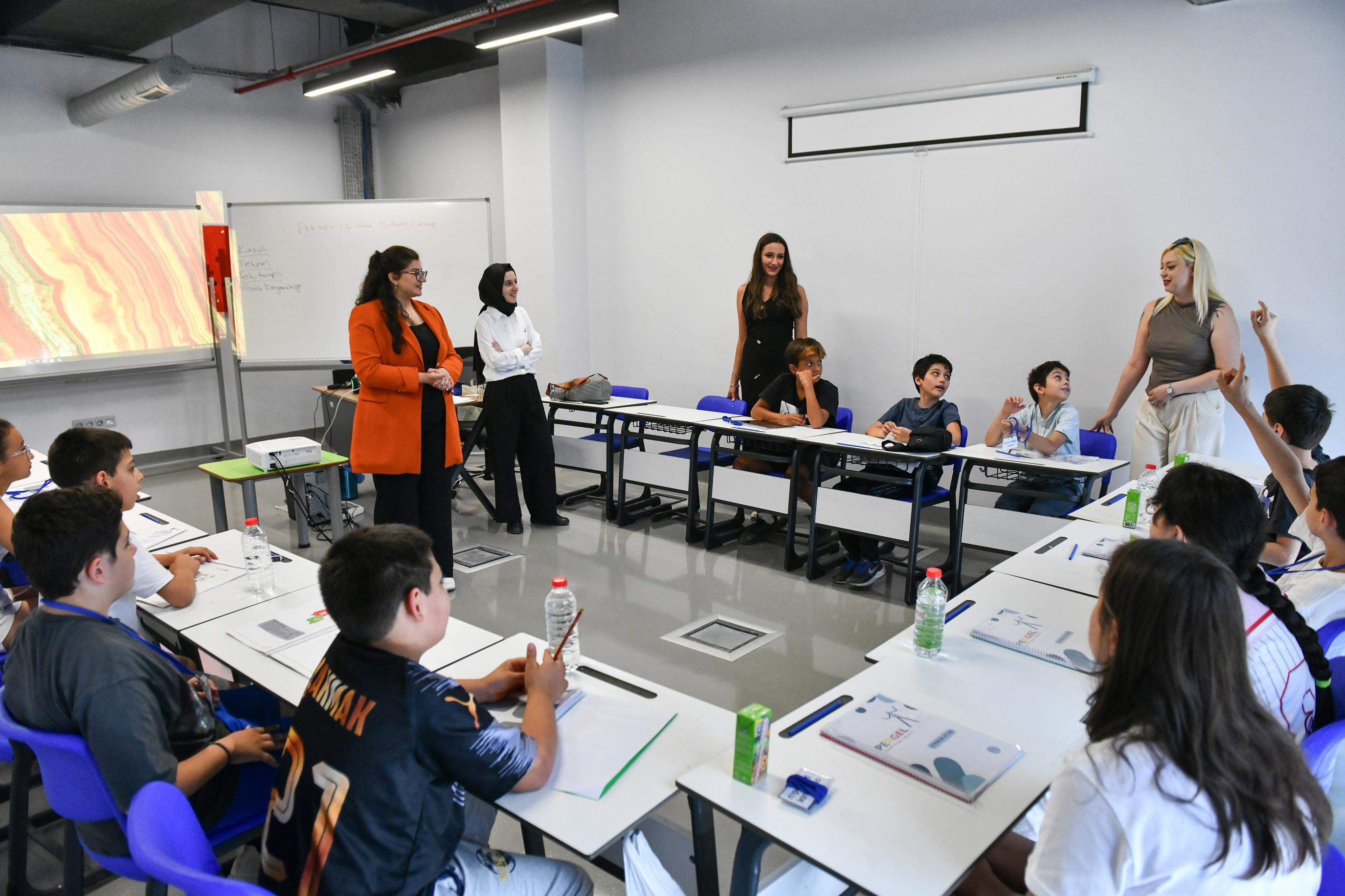ABB’NİN “POZİTİF ERGEN MÜDAHALE GELİŞİM PROGRAMI”NA KATILAN ÇOCUKLAR SERTİFİKALARINI ALDI