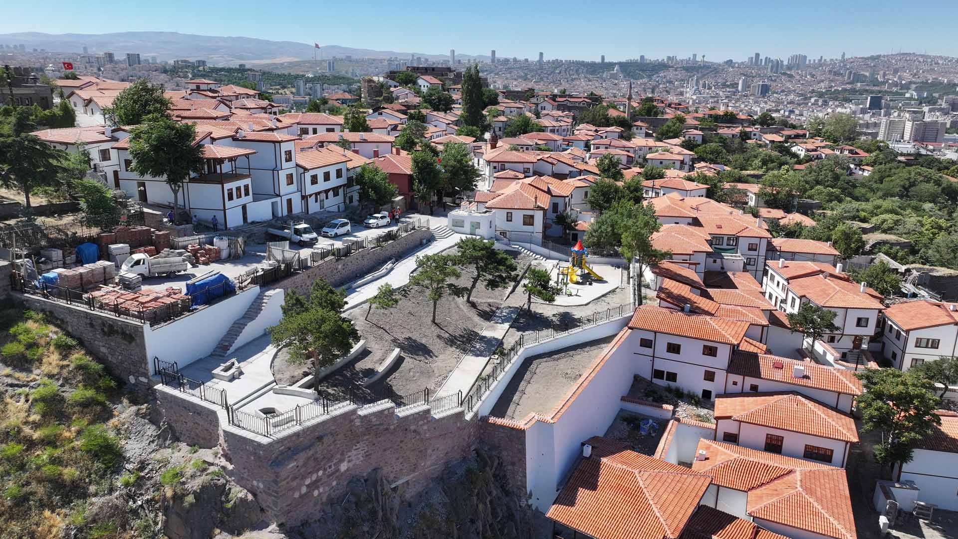 ANKARA KALESİ’NDE TARİH YENİDEN HAYAT BULDU: 3. ETAP SOKAK SAĞLIKLAŞTIRMA VE ÇEVRE DÜZENLEME PROJESİNDE BÜYÜK AŞAMA TAMAMLANDI: ABB, 11’İ TESCİLLİ 80 YAPIYI RESTORE ETTİ