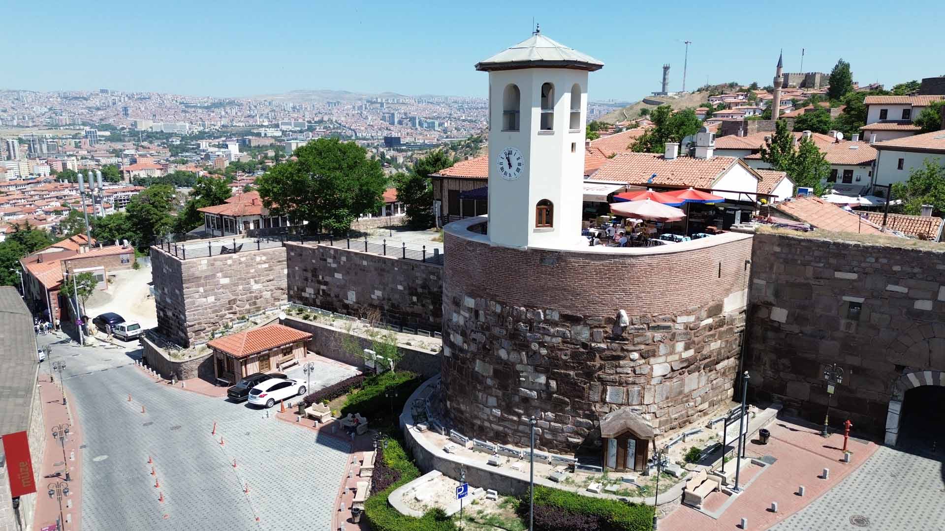 ANKARA KALESİ’NDE TARİH YENİDEN HAYAT BULDU: 3. ETAP SOKAK SAĞLIKLAŞTIRMA VE ÇEVRE DÜZENLEME PROJESİNDE BÜYÜK AŞAMA TAMAMLANDI: ABB, 11’İ TESCİLLİ 80 YAPIYI RESTORE ETTİ