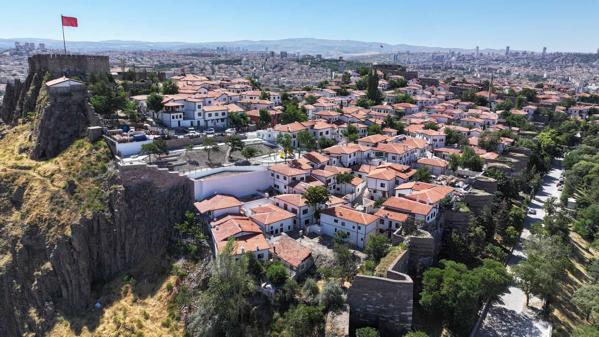 ANKARA KALESİ’NDE TARİH YENİDEN HAYAT BULDU: 3. ETAP SOKAK SAĞLIKLAŞTIRMA VE ÇEVRE DÜZENLEME PROJESİNDE BÜYÜK AŞAMA TAMAMLANDI: ABB, 11’İ TESCİLLİ 80 YAPIYI RESTORE ETTİ