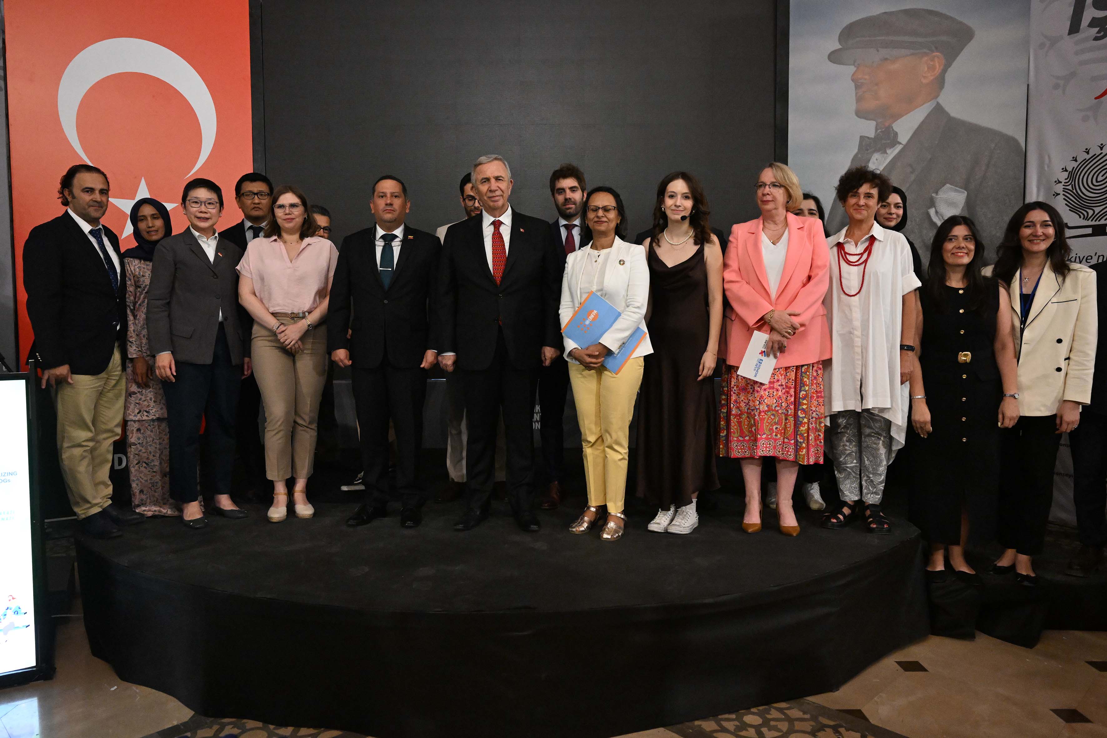 MANSUR YAVAŞ, “12 AĞUSTOS ULUSLARARASI GENÇLİK GÜNÜ BULUŞMASI”NA KATILDI
