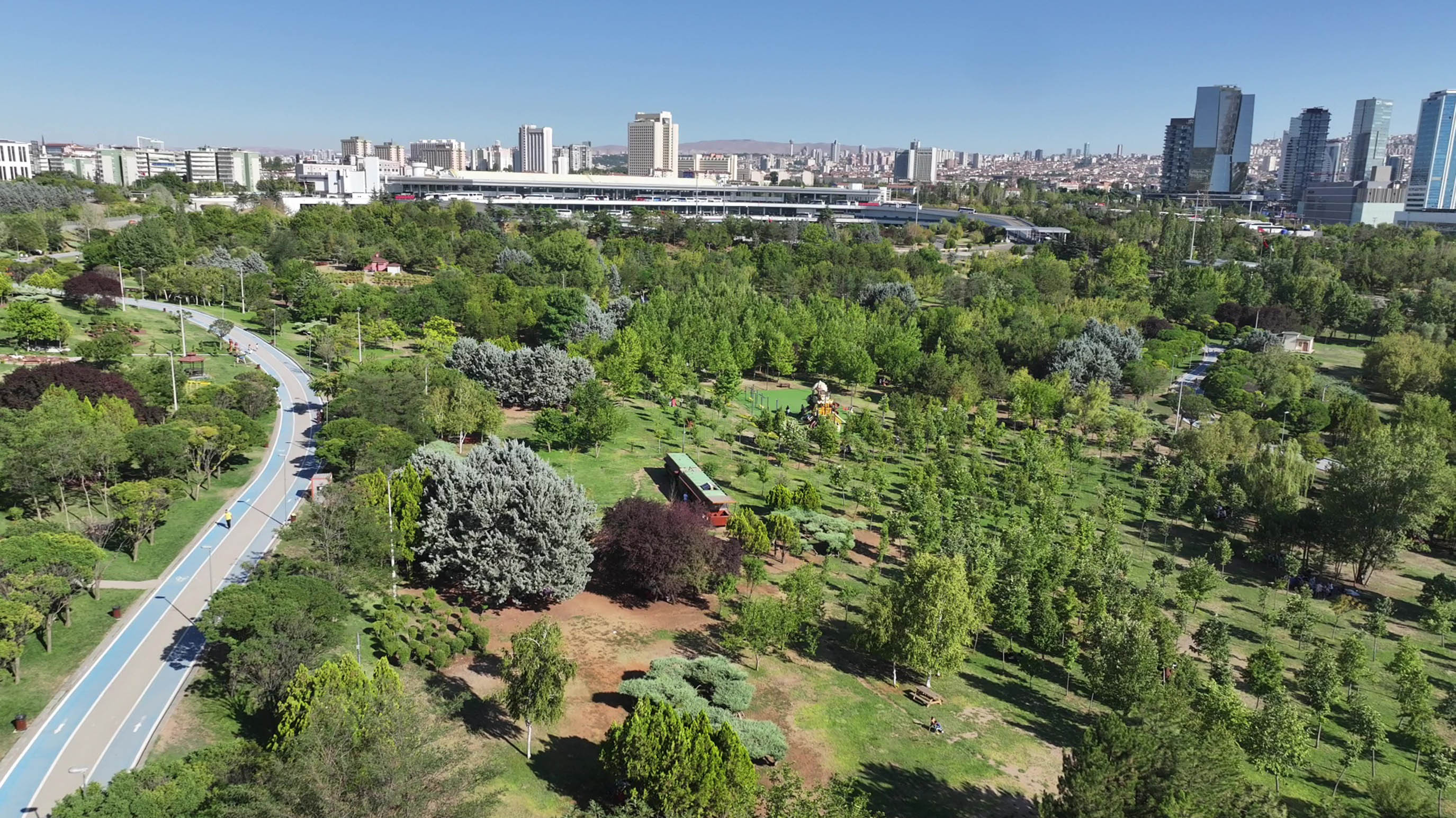 BAŞKENTLİLER YAZIN KEYFİNİ PARK VE REKREASYON ALANLARINDA ÇIKARIYOR