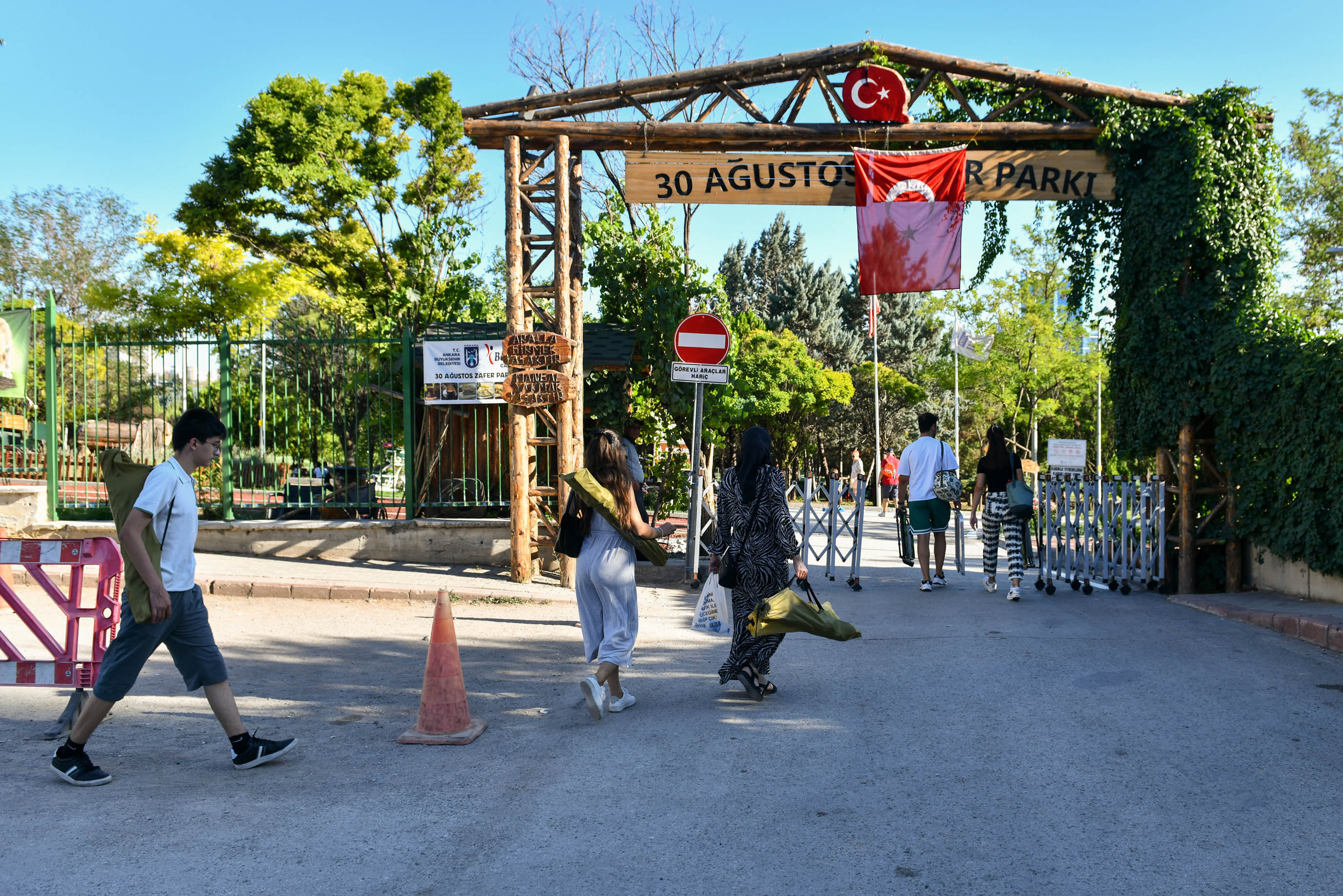 BAŞKENTLİLER YAZIN KEYFİNİ PARK VE REKREASYON ALANLARINDA ÇIKARIYOR