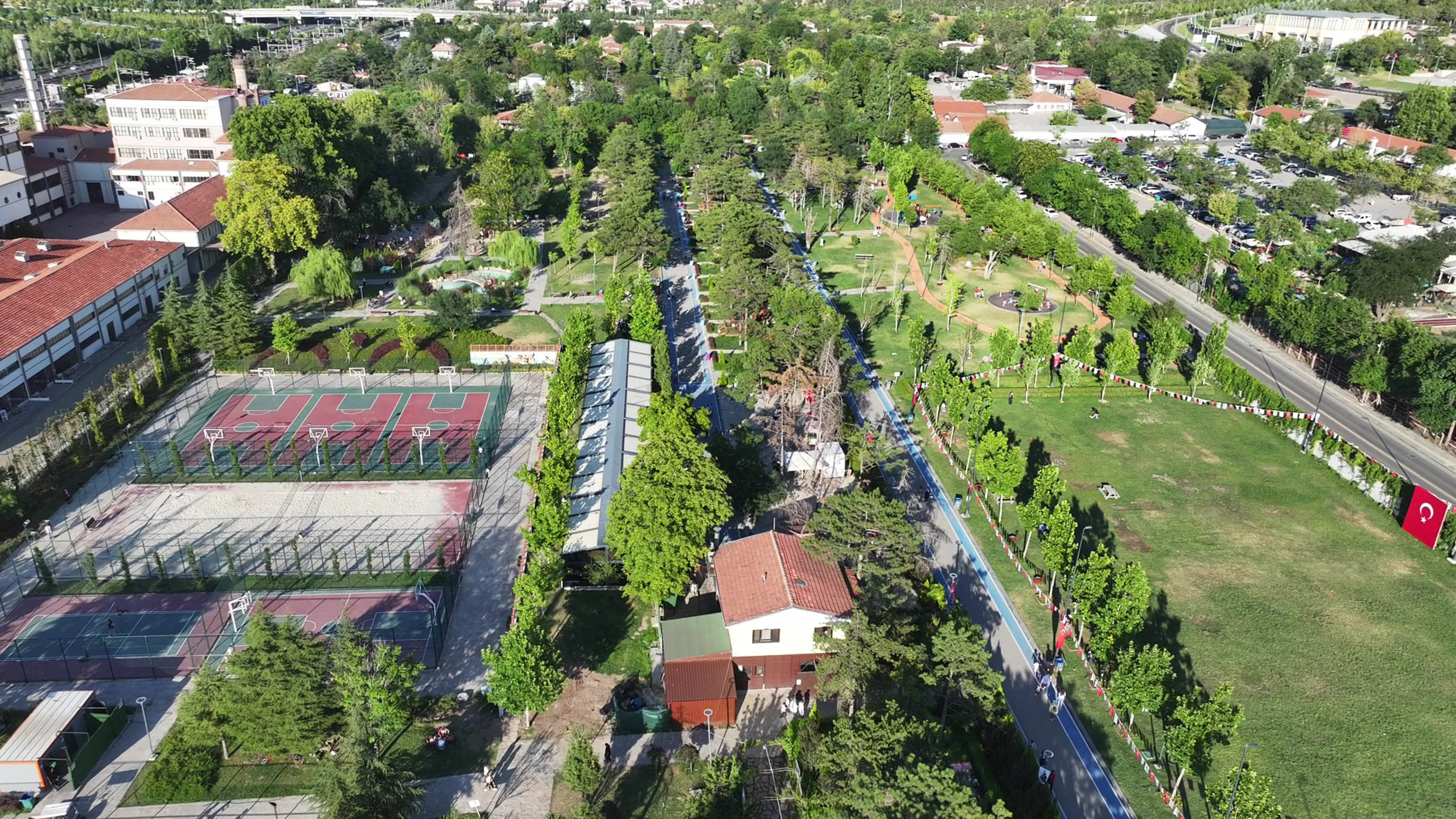 BAŞKENTLİLER YAZIN KEYFİNİ PARK VE REKREASYON ALANLARINDA ÇIKARIYOR