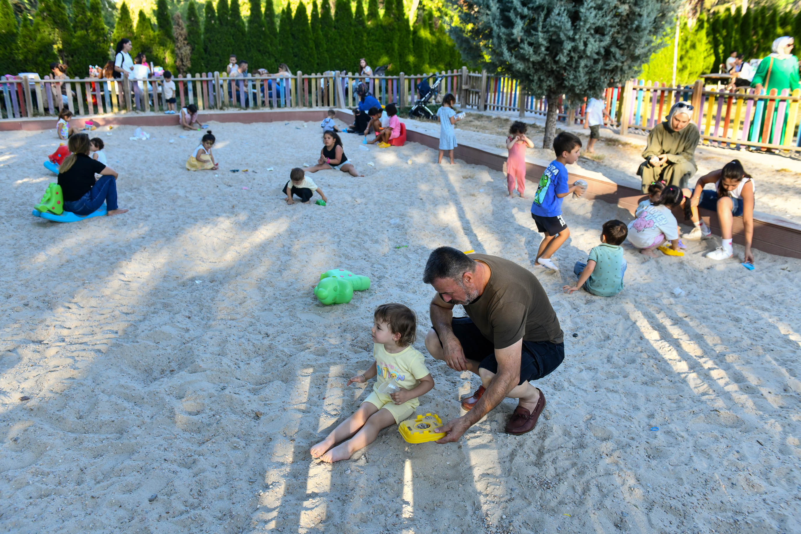 BAŞKENTLİLER YAZIN KEYFİNİ PARK VE REKREASYON ALANLARINDA ÇIKARIYOR