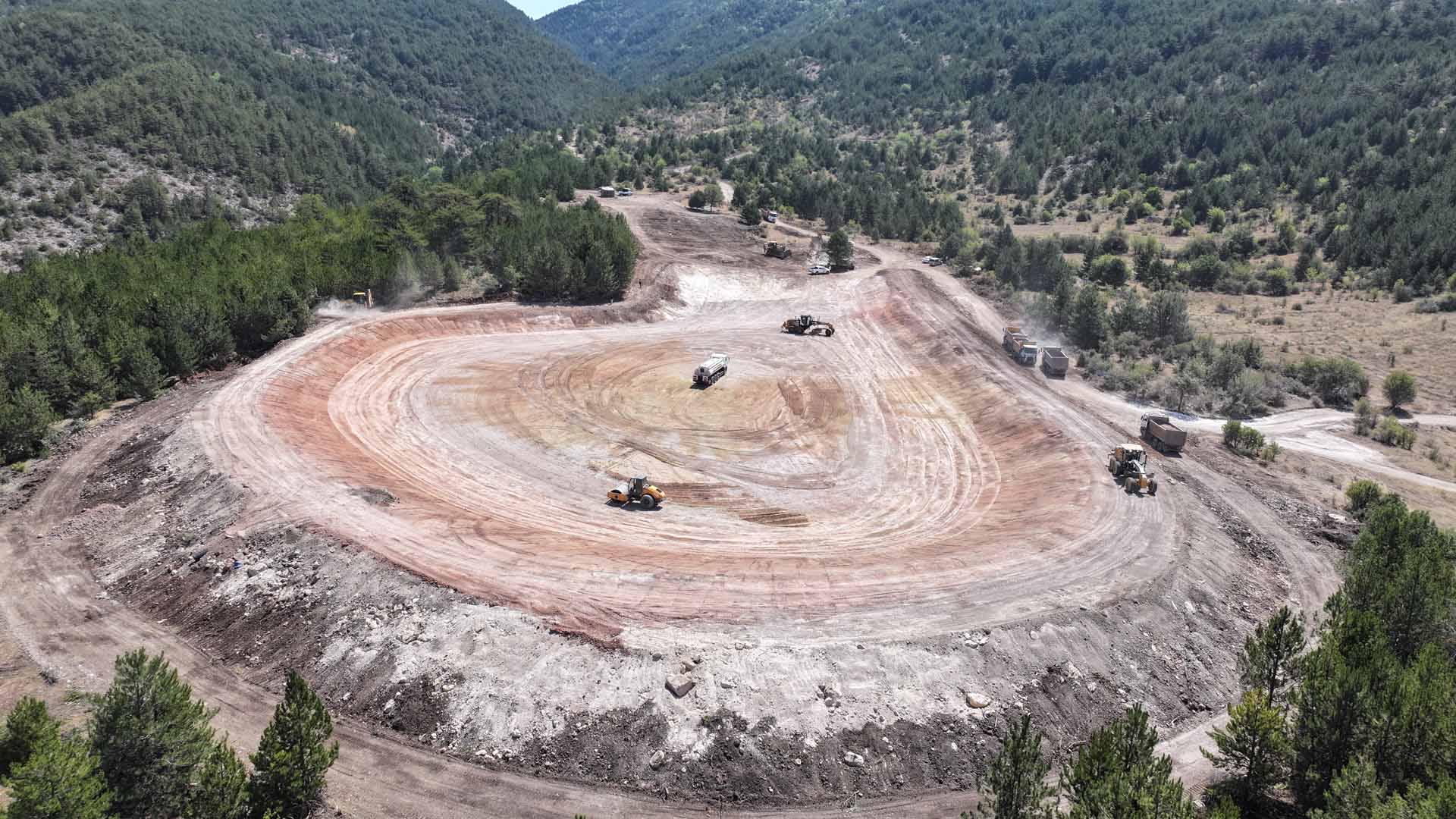 ABB KENDİ İMKÂNLARIYLA İNŞA ETTİ: ÇAMLIDERE BEŞBEYLER MAHALLESİ’NE HAYVAN İÇME SUYU GÖLETİ