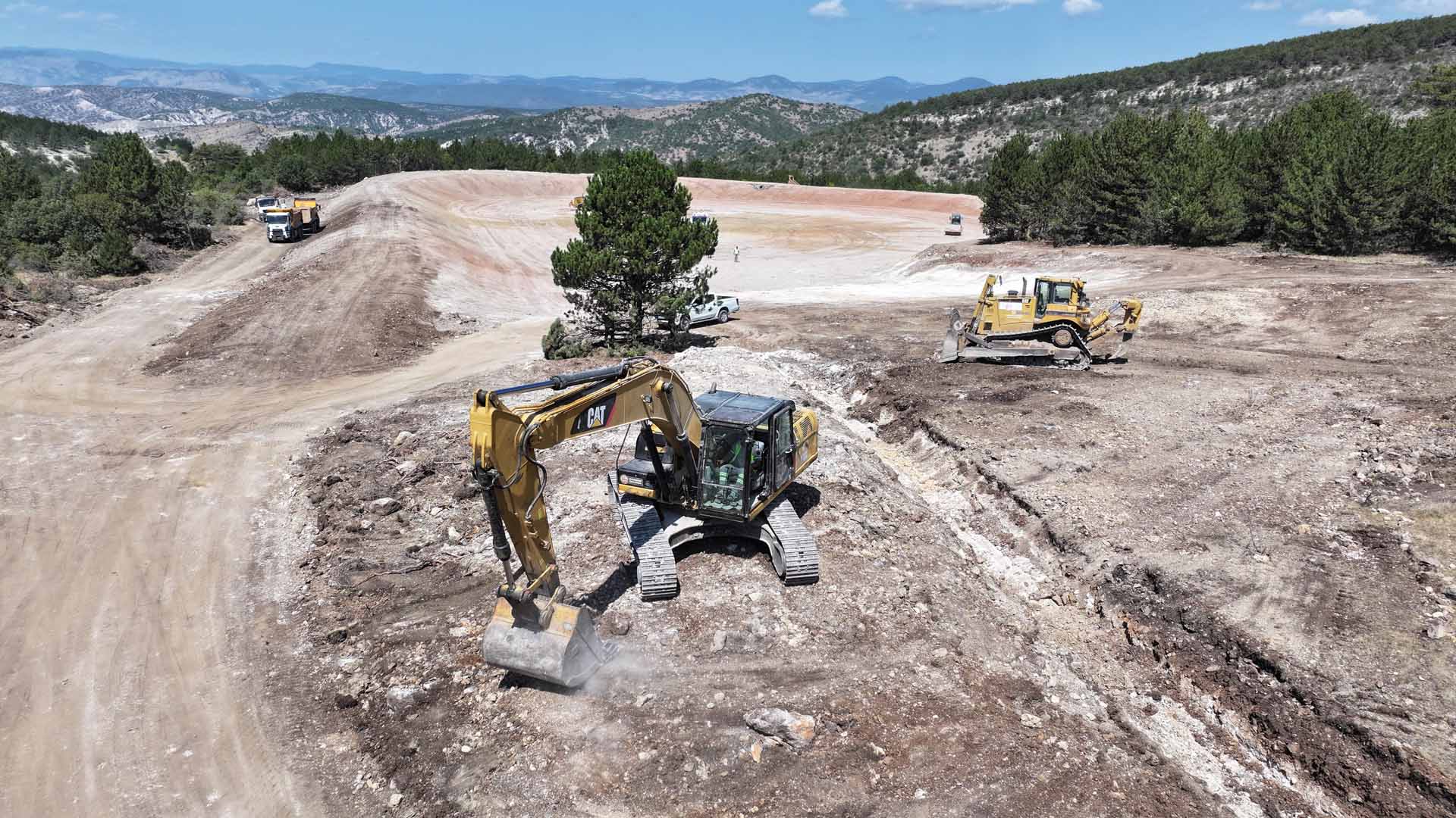 ABB KENDİ İMKÂNLARIYLA İNŞA ETTİ: ÇAMLIDERE BEŞBEYLER MAHALLESİ’NE HAYVAN İÇME SUYU GÖLETİ