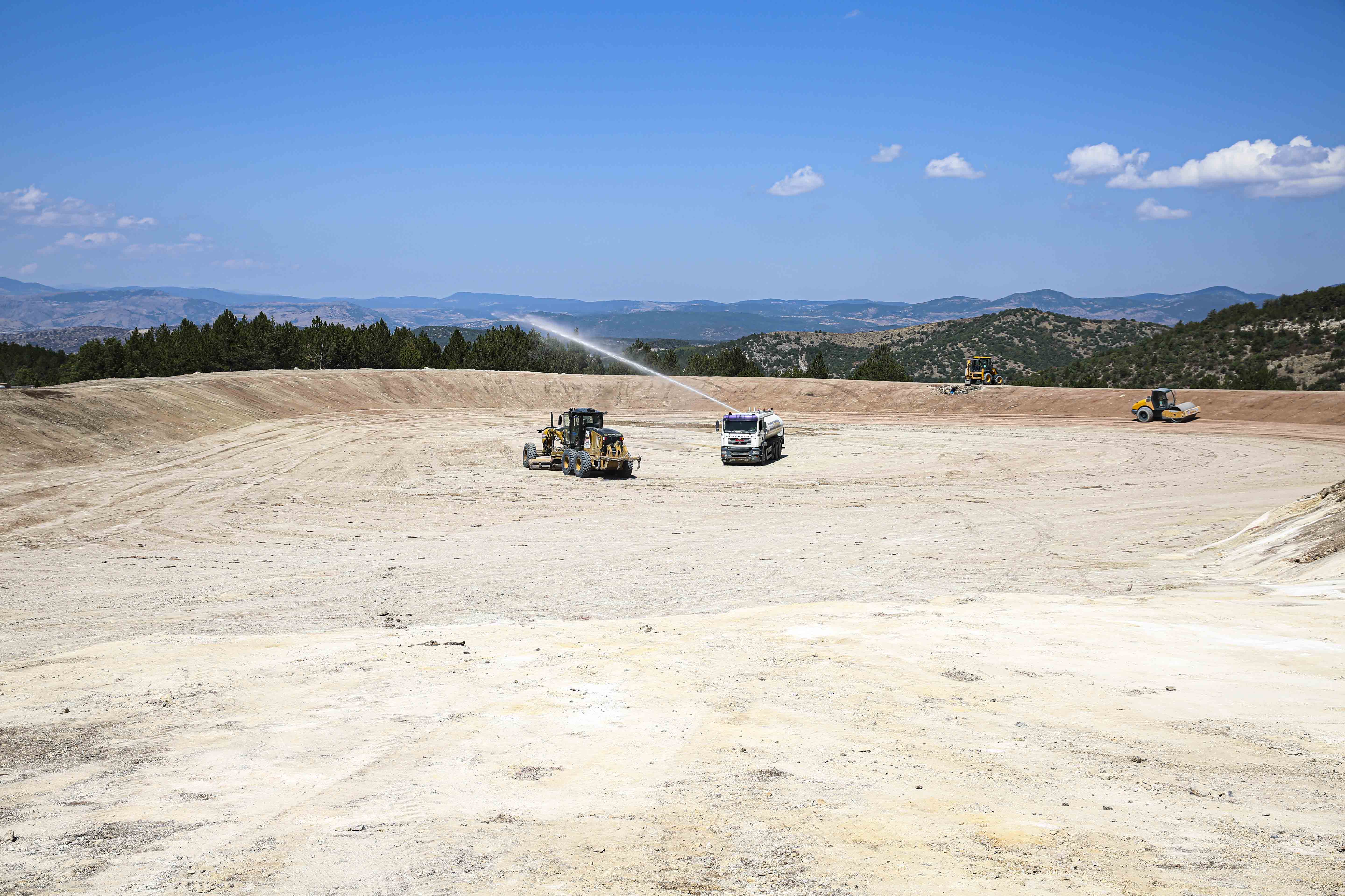 ABB KENDİ İMKÂNLARIYLA İNŞA ETTİ: ÇAMLIDERE BEŞBEYLER MAHALLESİ’NE HAYVAN İÇME SUYU GÖLETİ