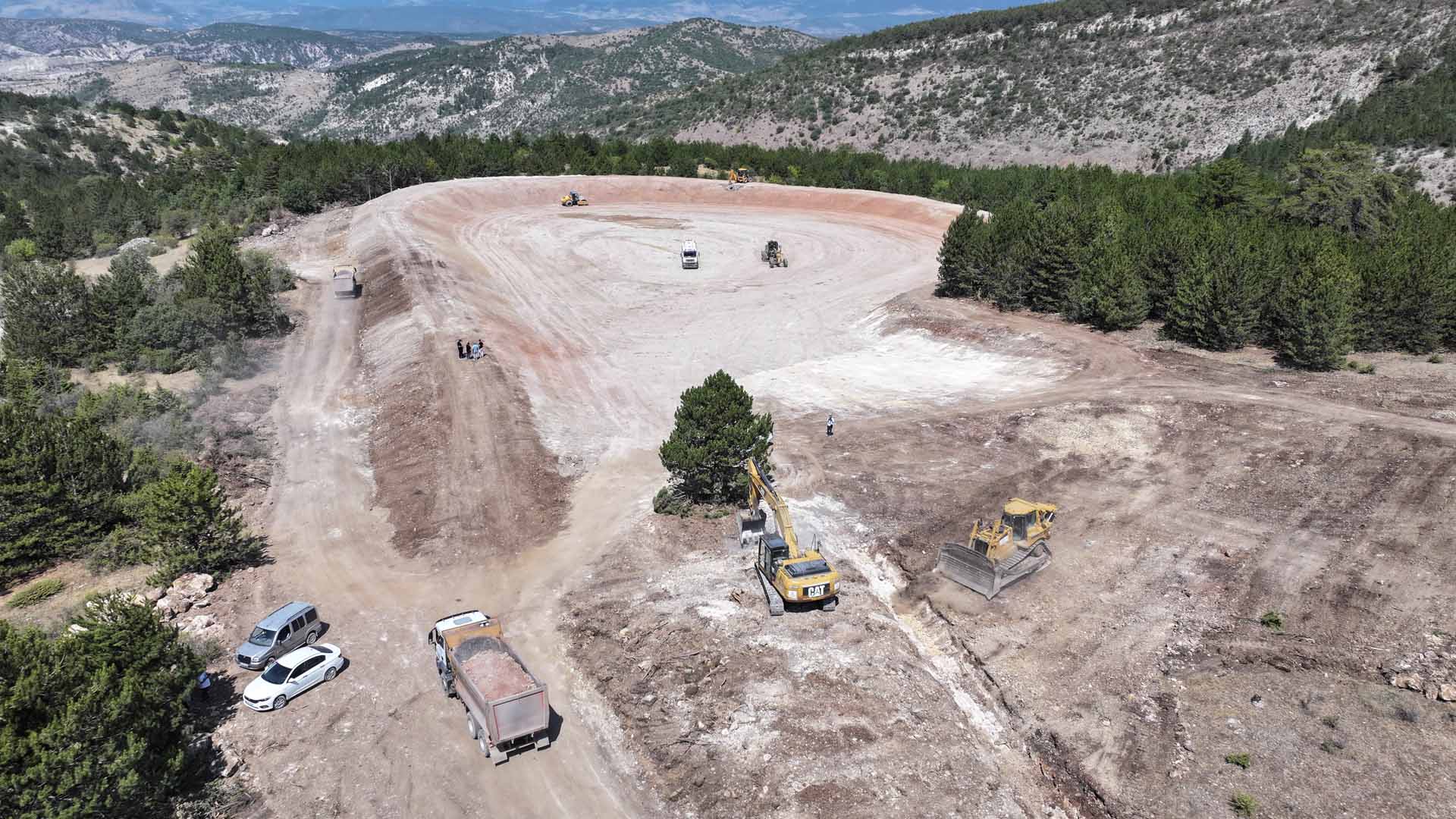 ABB KENDİ İMKÂNLARIYLA İNŞA ETTİ: ÇAMLIDERE BEŞBEYLER MAHALLESİ’NE HAYVAN İÇME SUYU GÖLETİ