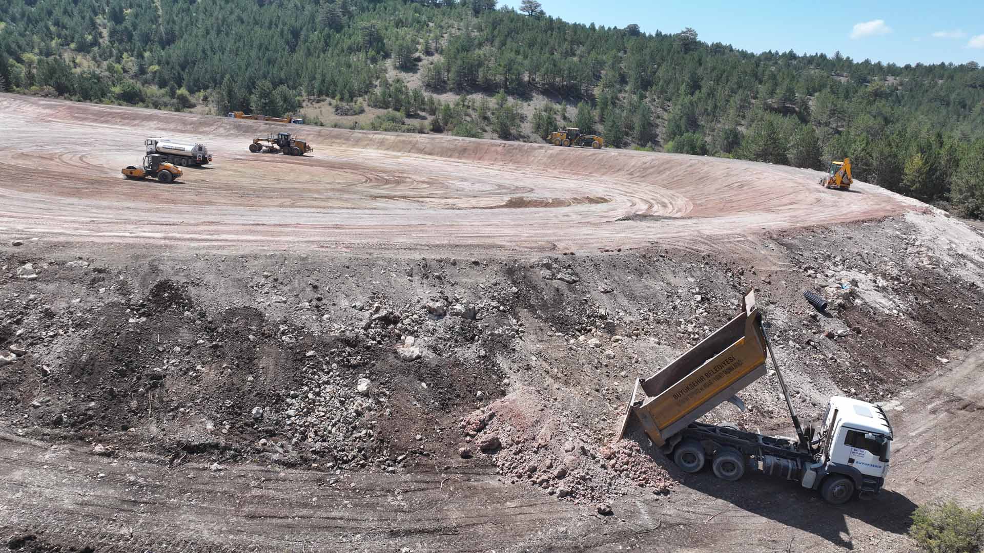 ABB KENDİ İMKÂNLARIYLA İNŞA ETTİ: ÇAMLIDERE BEŞBEYLER MAHALLESİ’NE HAYVAN İÇME SUYU GÖLETİ